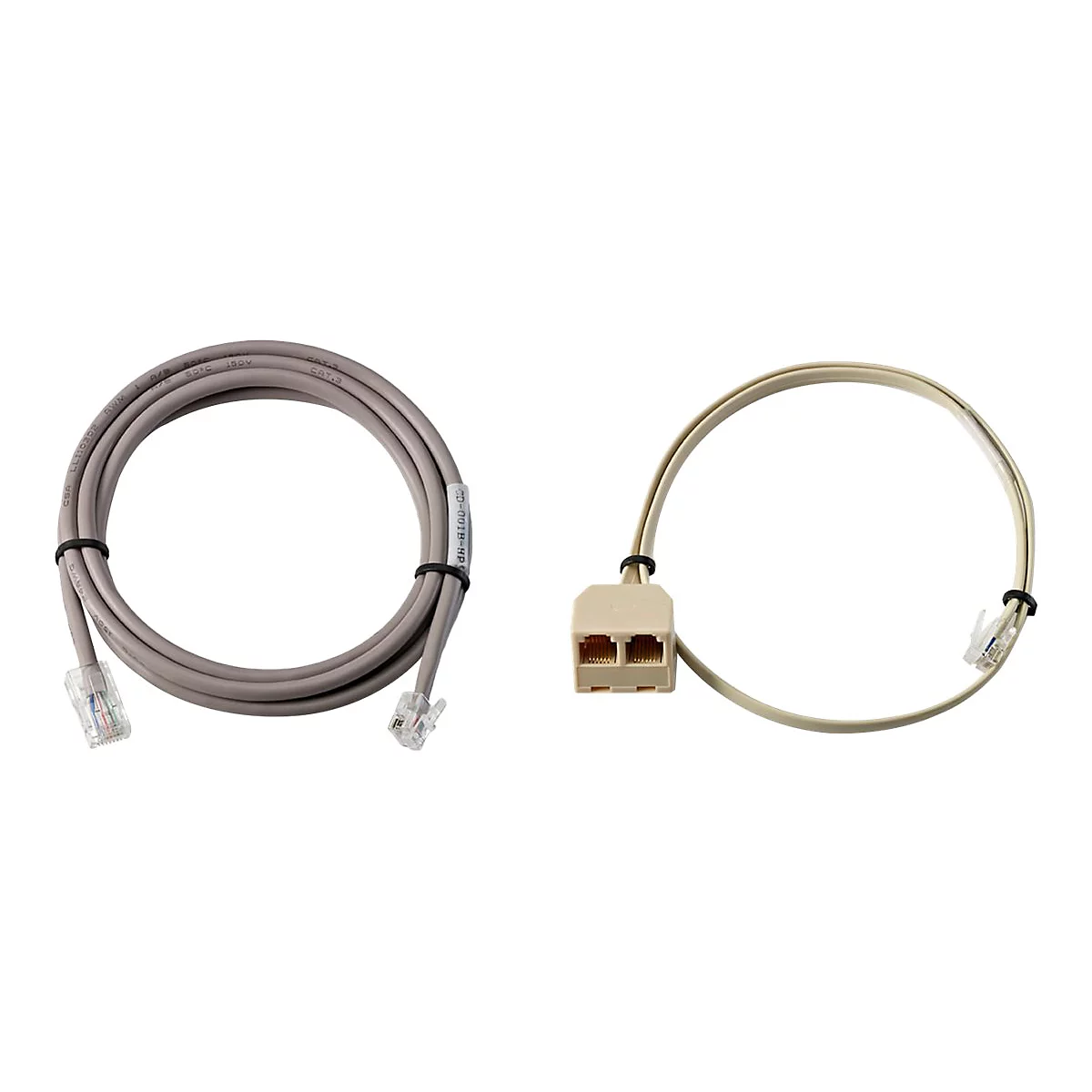 Zwei Netzwerkkabel, eins grau aufgewickelt, eins beigefarben mit Steckdosen-Splitter. Beide haben RJ45-Stecker.