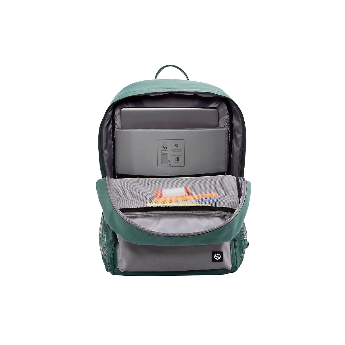 Geöffneter, grüner HP Rucksack mit Laptopfach und Fächern für Zubehör vor weißem Hintergrund.