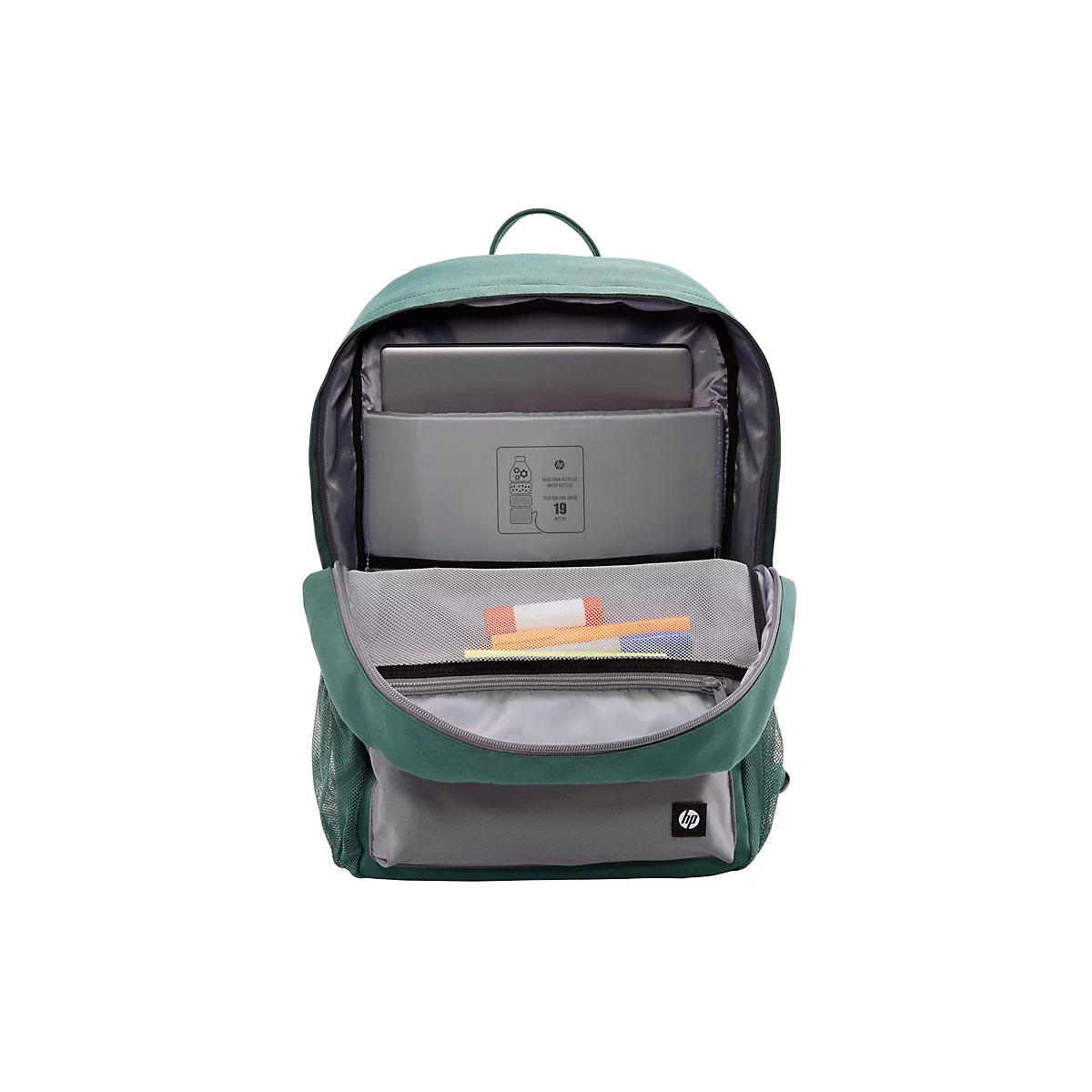Grüner HP Rucksack mit offenem Hauptfach, Laptopfach und integrierten Stiften vor grauem Hintergrund.