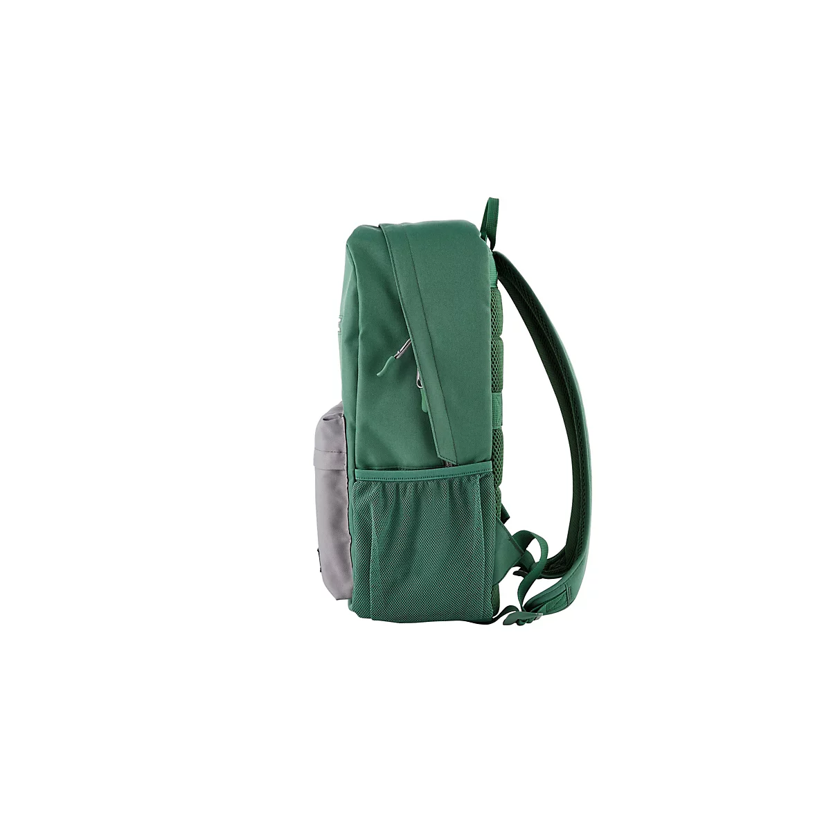 Ein grüner Rucksack von der Seite, graue Tasche vorne, auf weißem Hintergrund.