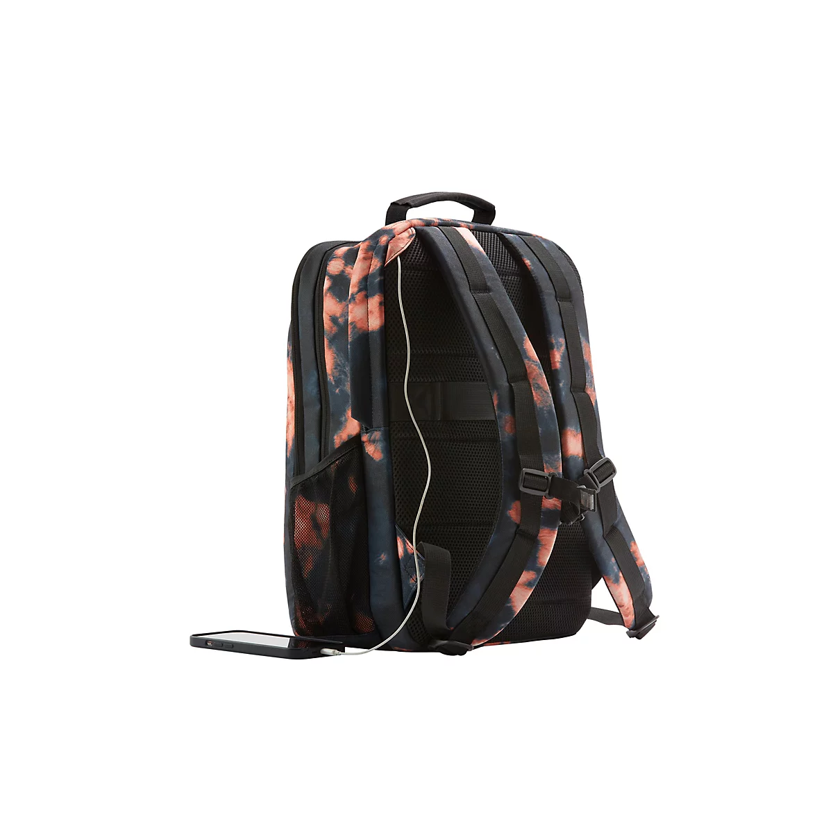 Rucksack mit schwarz-orangem Batikmuster, angeschlossen an ein Smartphone per Kabel.