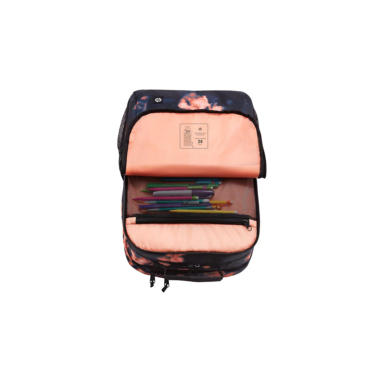 Offener Rucksack mit lachsfarbenem Innenfutter, gefüllt mit Stiften in einem Netzfach.