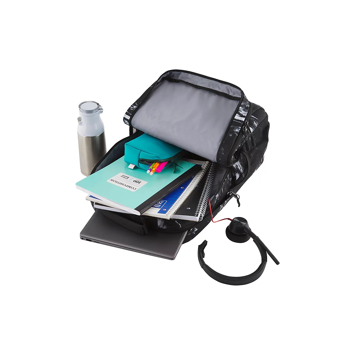 Ein offener Rucksack mit Inhalt: Laptop, Notizbücher, Stifte, Flasche, Headset.