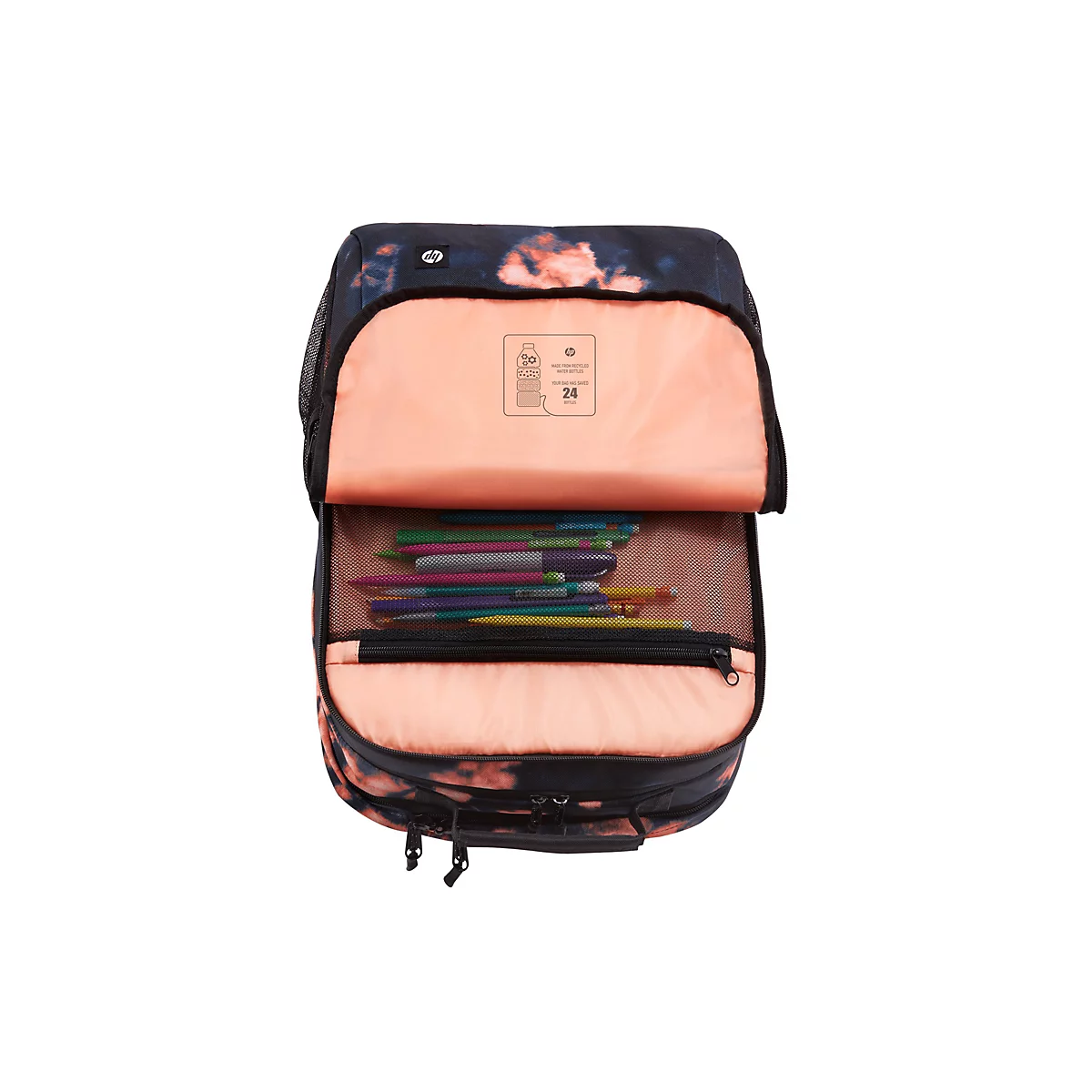 Ein offener, schwarz-roter Rucksack mit Bleistiften, dahinter ein transparentes Netz. Auf der Innenseite ein Etikett mit der Aufschrift „Hergestellt aus recycelten Wasserflaschen. Ihr Beutel hat 24 Flaschen gerettet.“