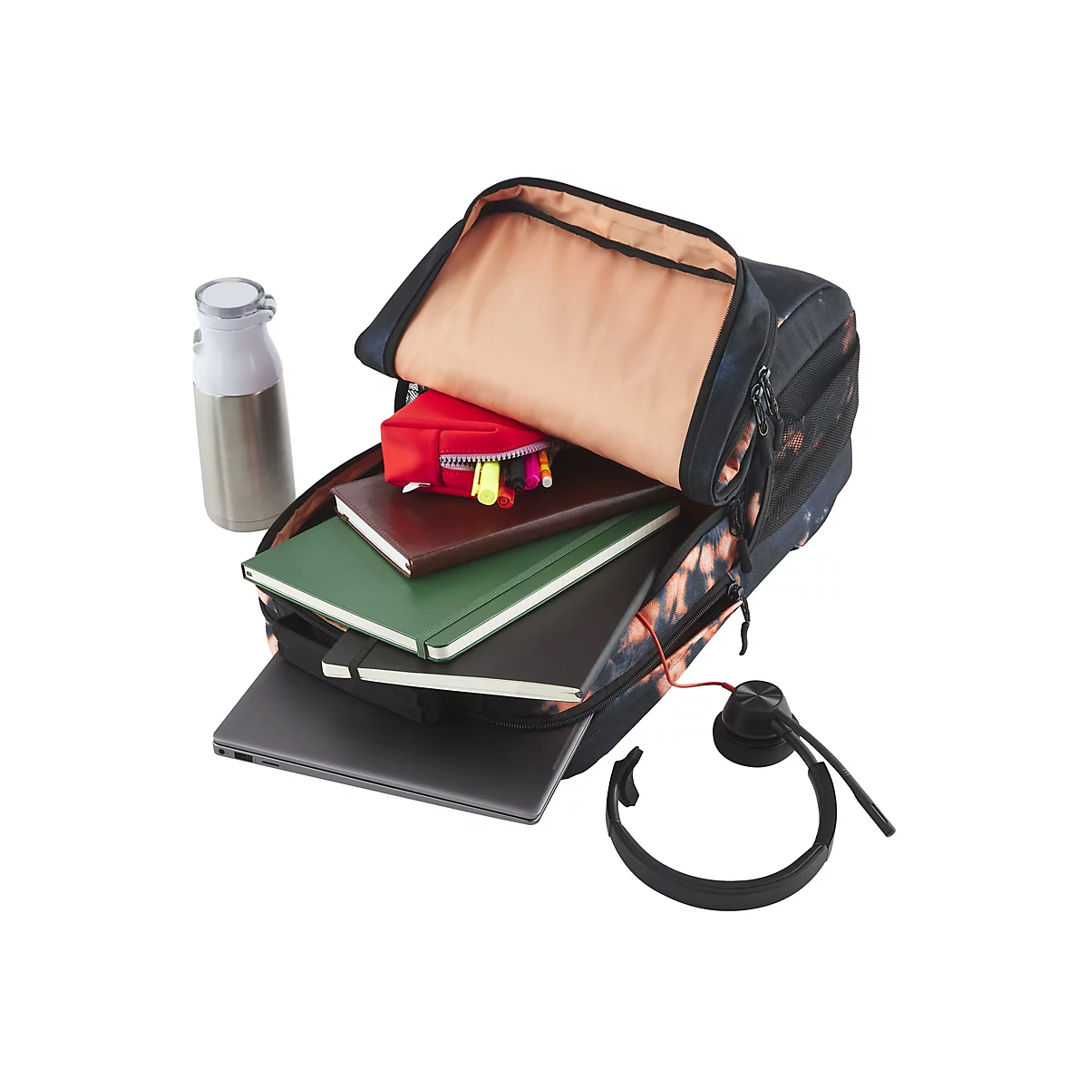 Schwarzer Rucksack, offen und gefÃ¼llt mit NotizbÃ¼chern, Stiften und Laptop. Daneben eine Wasserflasche und ein Headset.