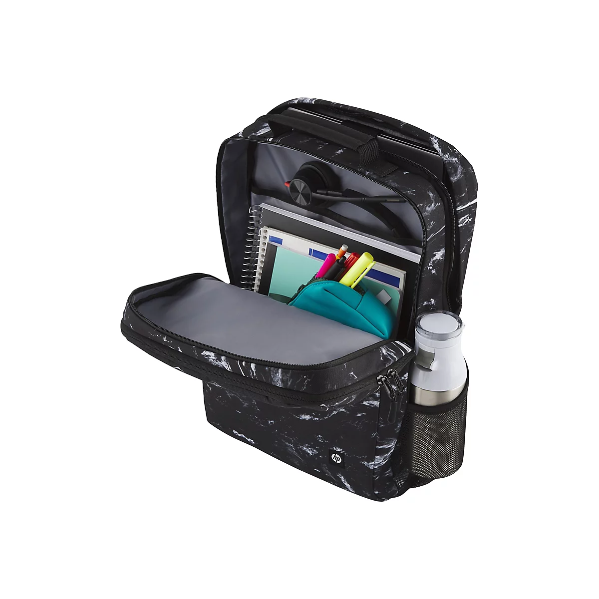 Schwarzer Rucksack mit geÃ¶ffneten FÃ¤chern, gefÃ¼llt mit NotizbÃ¼chern, Stiften und einer Wasserflasche.