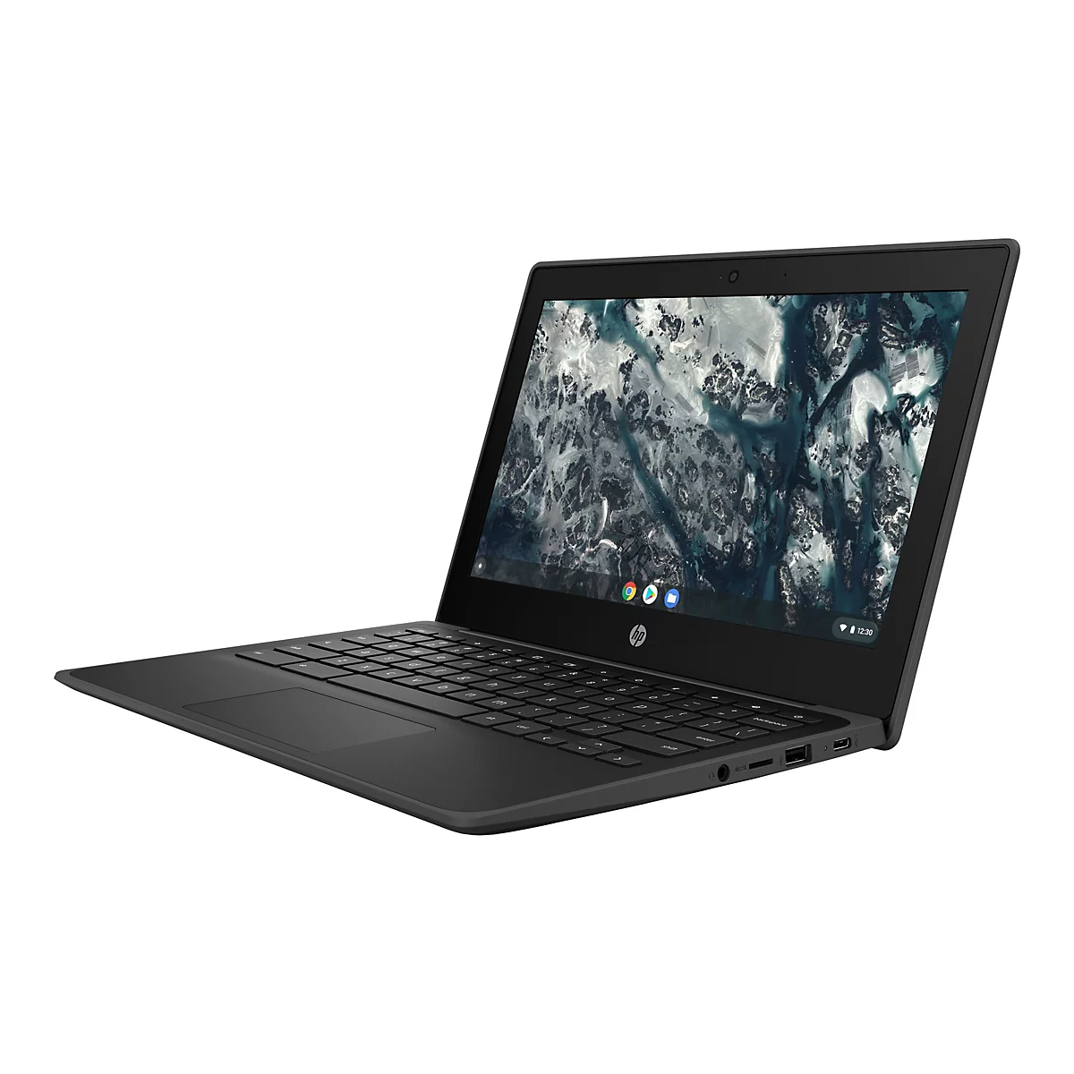 Ein schwarzes HP Chromebook, geöffnet im Winkel. Auf dem Bildschirm ist eine Landschaft zu sehen. Die Tastatur liegt frei, der Hintergrund ist weiss.
