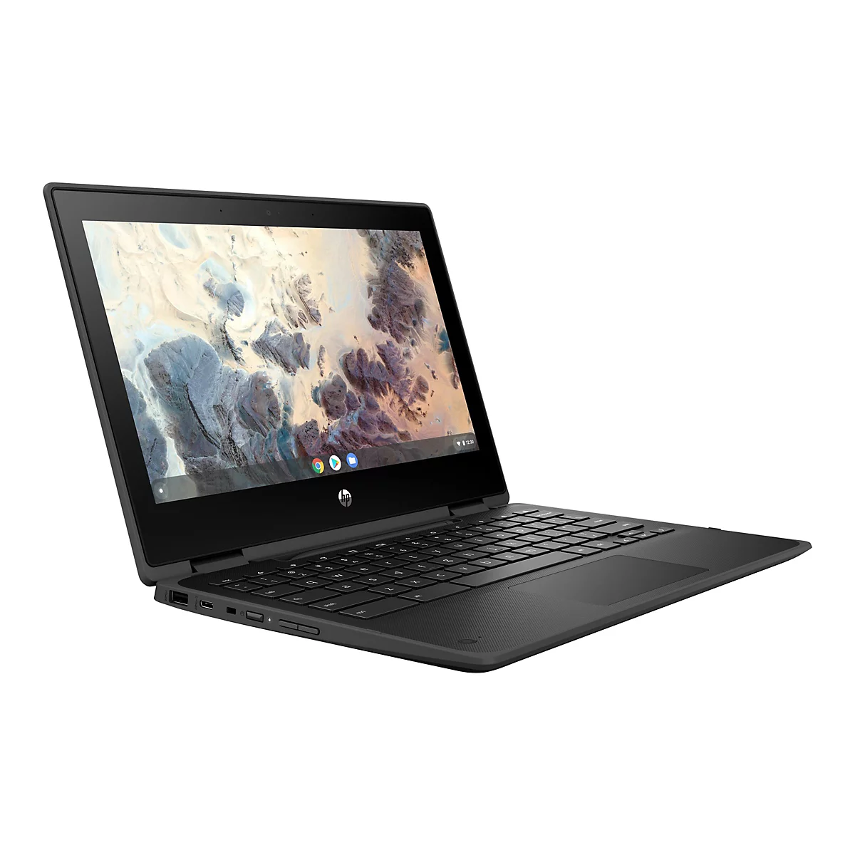 Schwarzes HP Chromebook, leicht angewinkelt, Bildschirm zeigt Landschaft. Tastatur und Touchpad deutlich sichtbar.