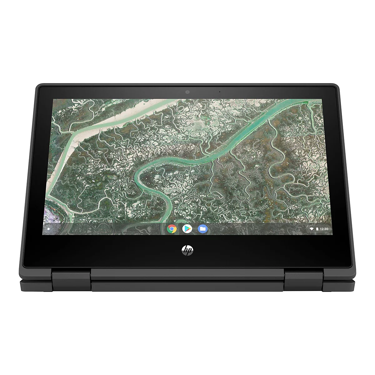 Schwarzes HP Chromebook. Der Bildschirm zeigt eine Landschaft mit grünen Flüssen und weißen Flächen. Unten Logos und Uhrzeit.