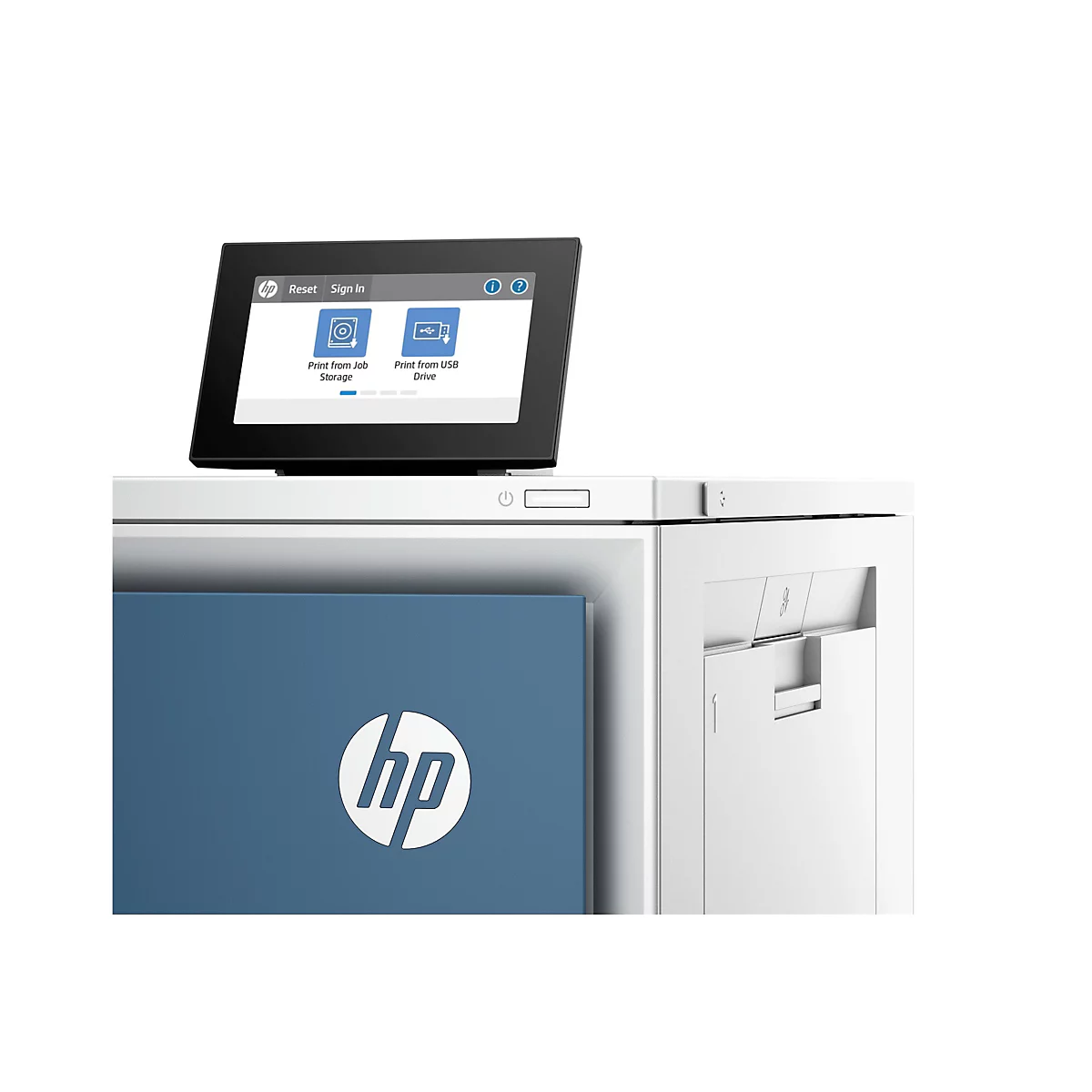 Ein weißer HP Drucker mit einem schwarzen Touchscreen, auf dem die Optionen "Drucken von Job Storage" und "Drucken von USB Drive" angezeigt werden. Das HP Logo ist unten links auf einer blauen Fläche abgebildet.