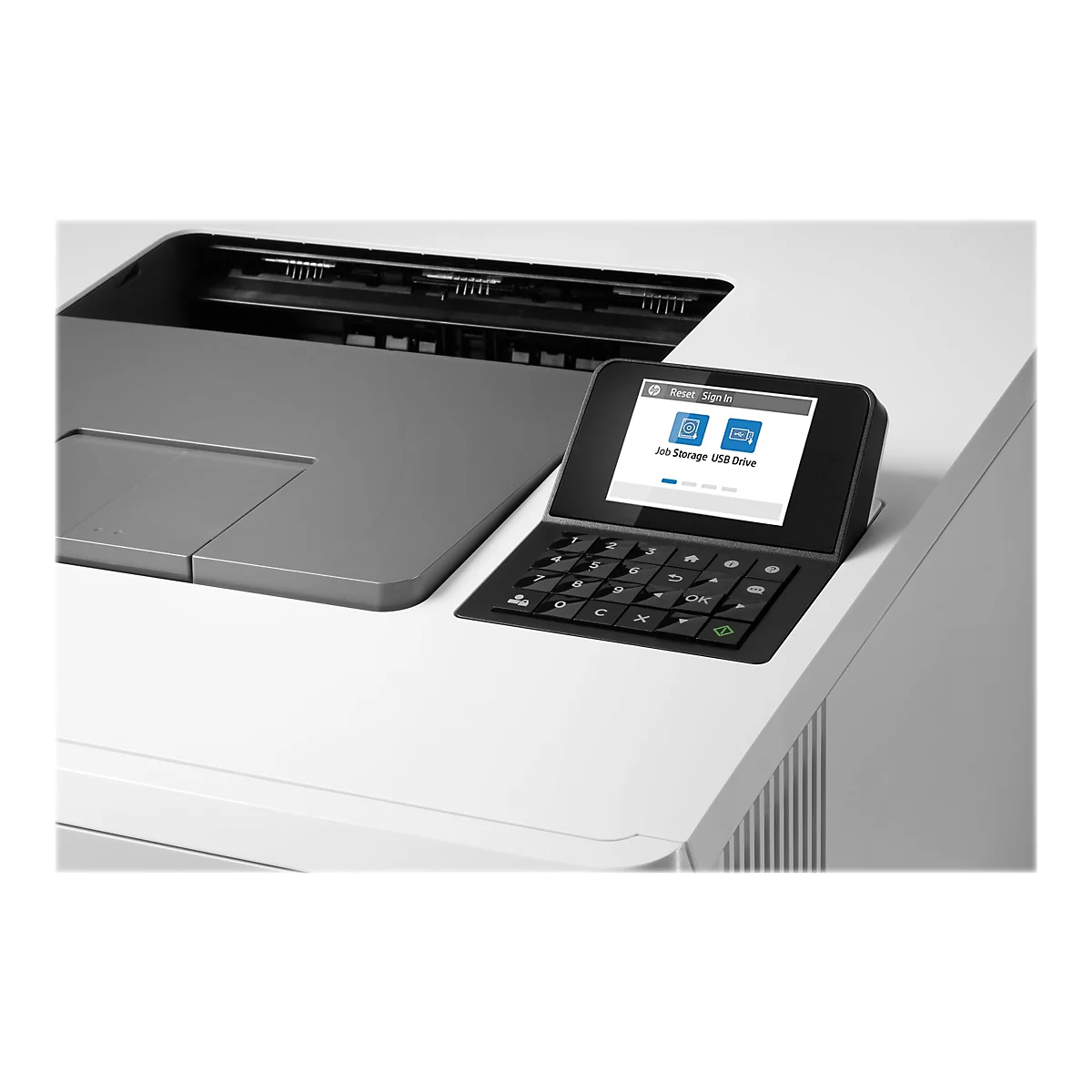 Detailaufnahme eines Drucker-Bedienfeldes mit Bildschirm, Tastatur und Bedienelementen. Auf dem Bildschirm sind Optionen für Auftragsverwaltung und USB-Laufwerk sichtbar.