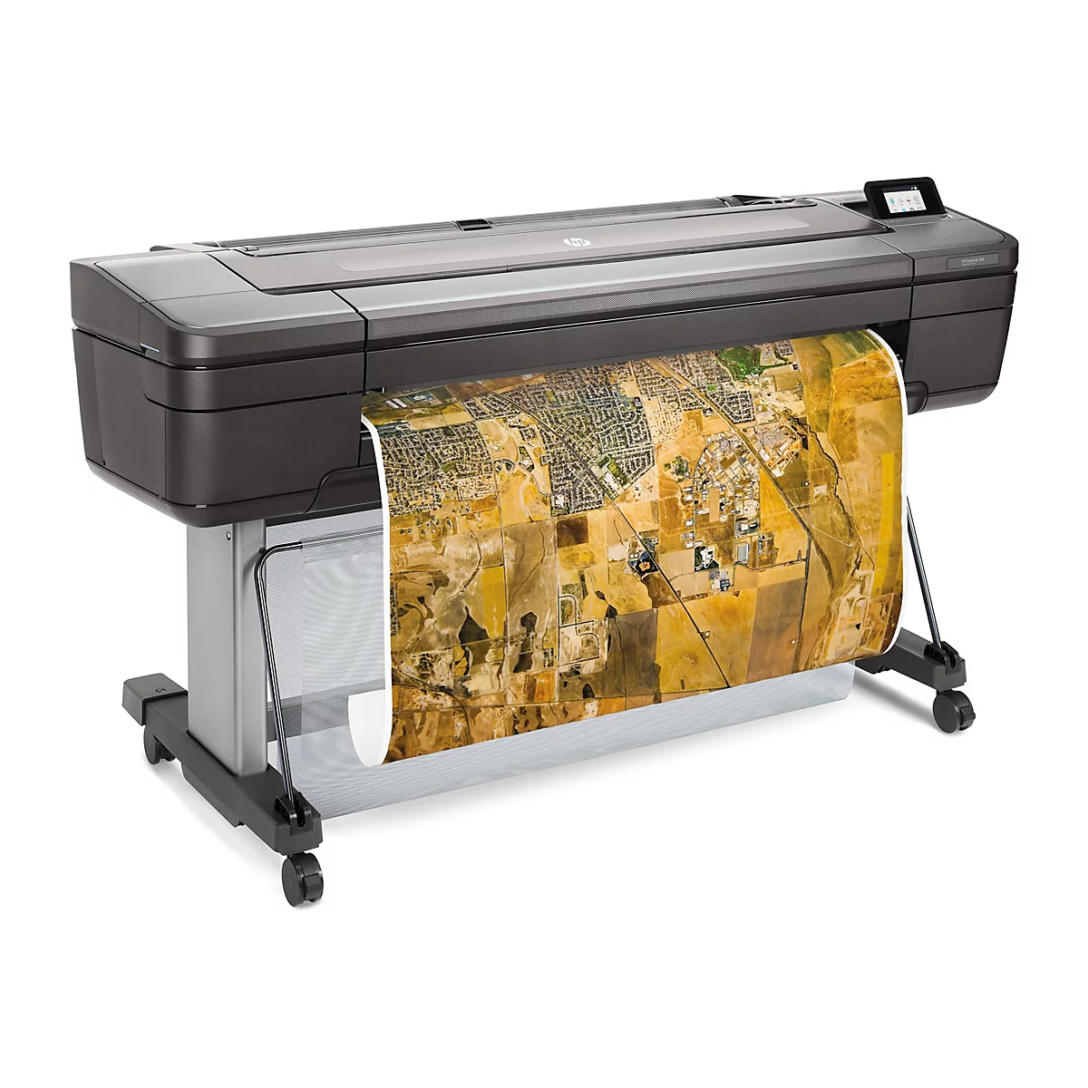 Grande imprimante HP noire avec une impression d'une vue aérienne montrant des champs et des bâtiments. L'imprimante repose sur une base roulante.