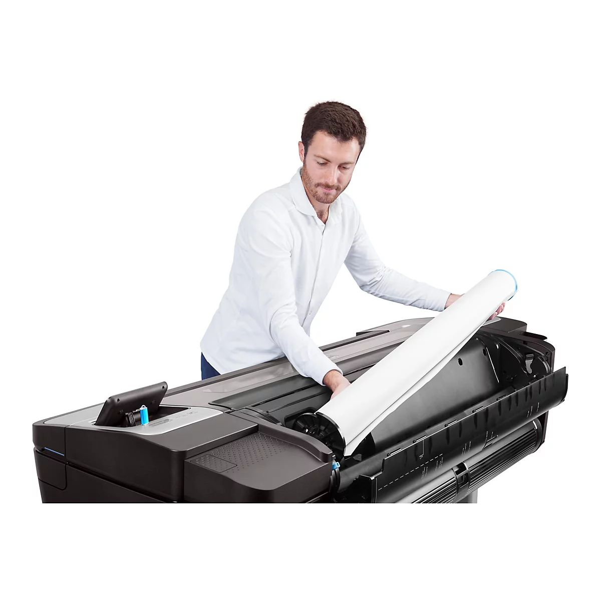 Ein Mann in weißem Hemd legt eine Papierrolle in einen großen Drucker ein.