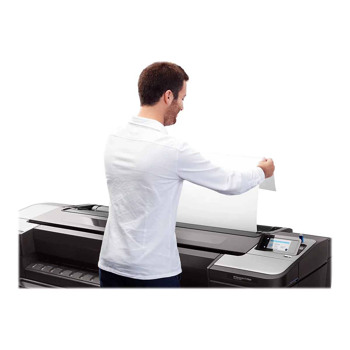 Ein Mann in weißem Hemd hält ein großes Blatt Papier. Er steht an einem HP DesignJet T1700dr-Drucker. Auf dem Drucker ist ein Touchscreen zu sehen.