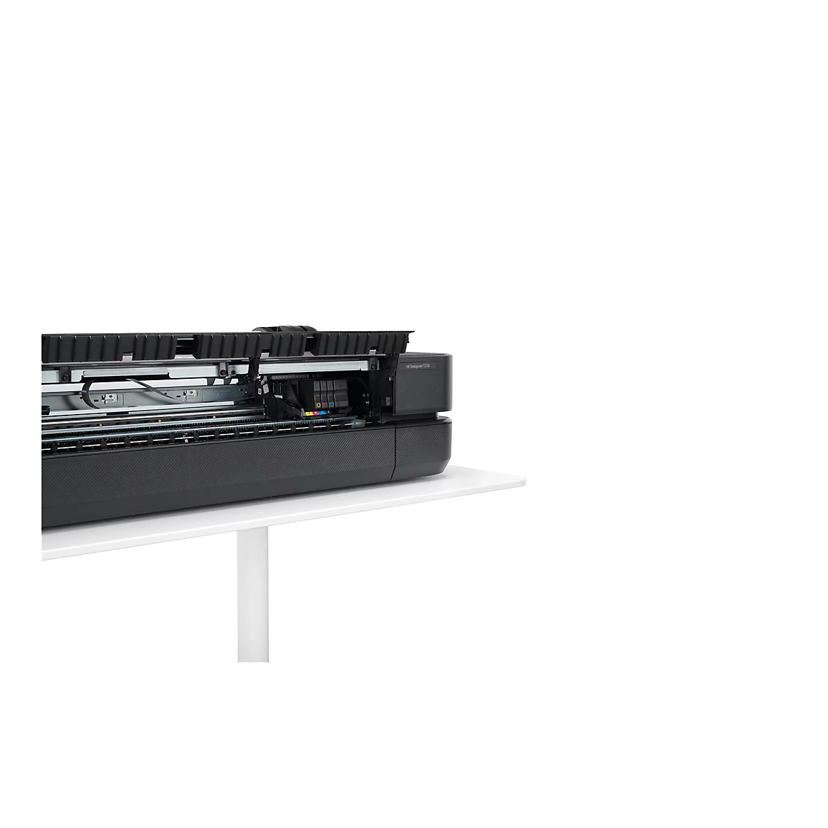 Nahaufnahme eines HP DesignJet T250 Druckers. Der Drucker ist auf einem weißen Tisch platziert. Schwarzes Gehäuse, farbige Tintenpatronen sichtbar.