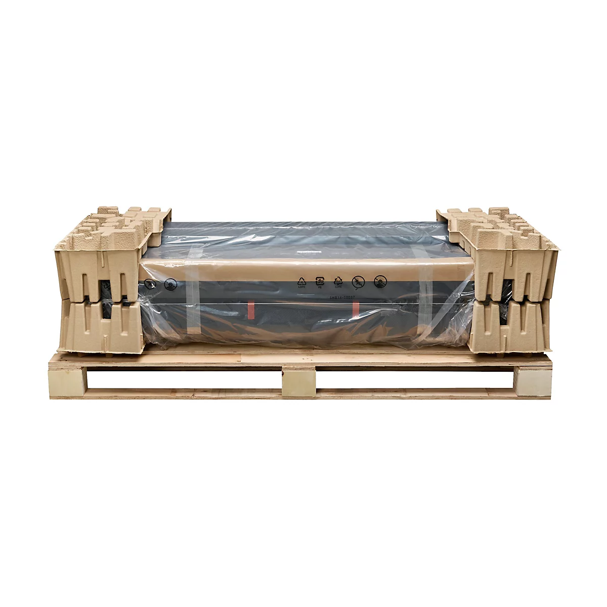 Produkt in Transportverpackung. Auf einer Holzpalette befindet sich ein in Folie verpacktes Produkt, welches durch Kartonagen geschützt wird.