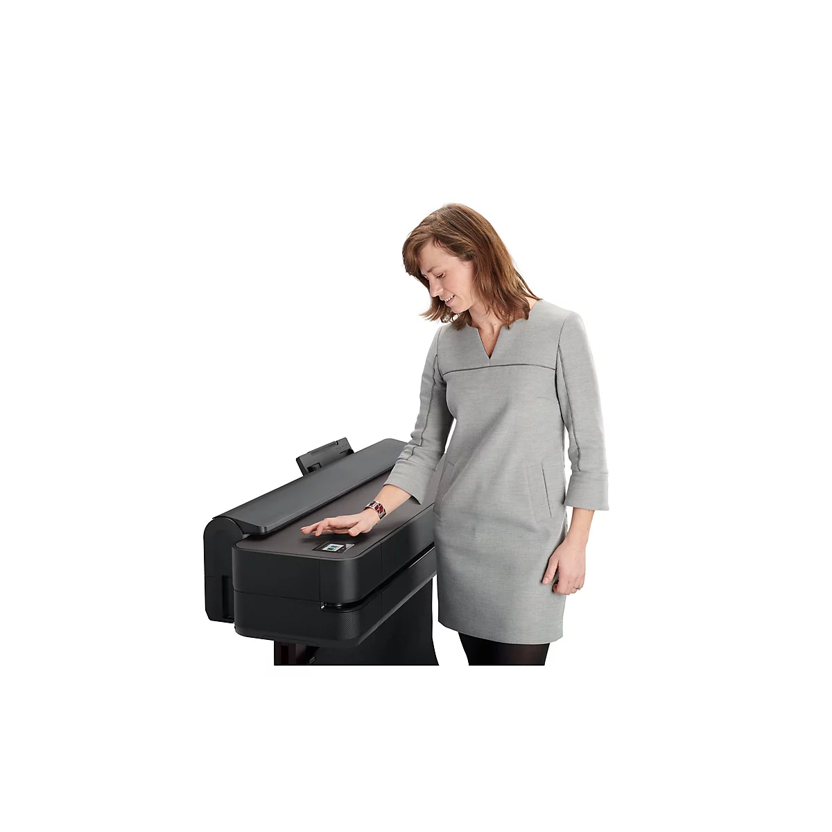 Eine Frau in grauem Kleid bedient einen grossen Drucker.