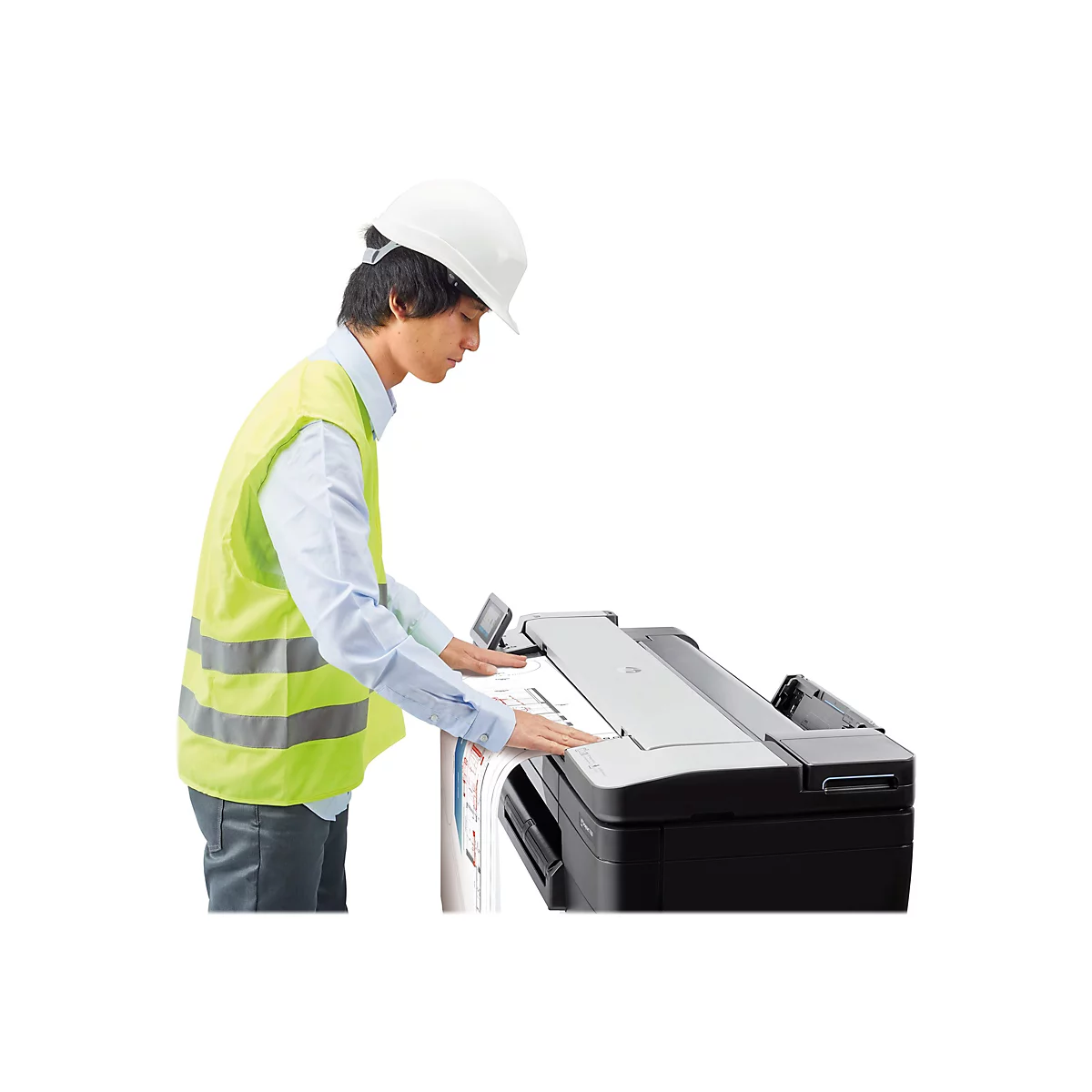 Ein Mann mit Schutzhelm und Weste bedient einen Drucker. Er legt ein Blatt Papier ein.