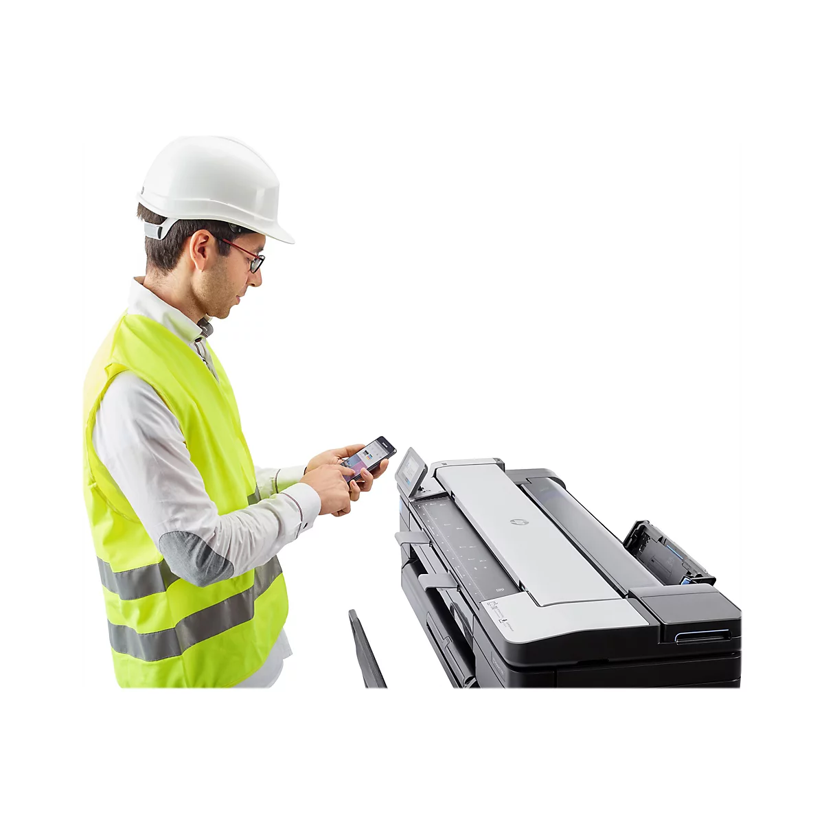 Ein Mann in gelber Warnweste und Schutzhelm bedient Smartphone an Drucker. Details: schwarzer Drucker, weiÃŸer Hintergrund.