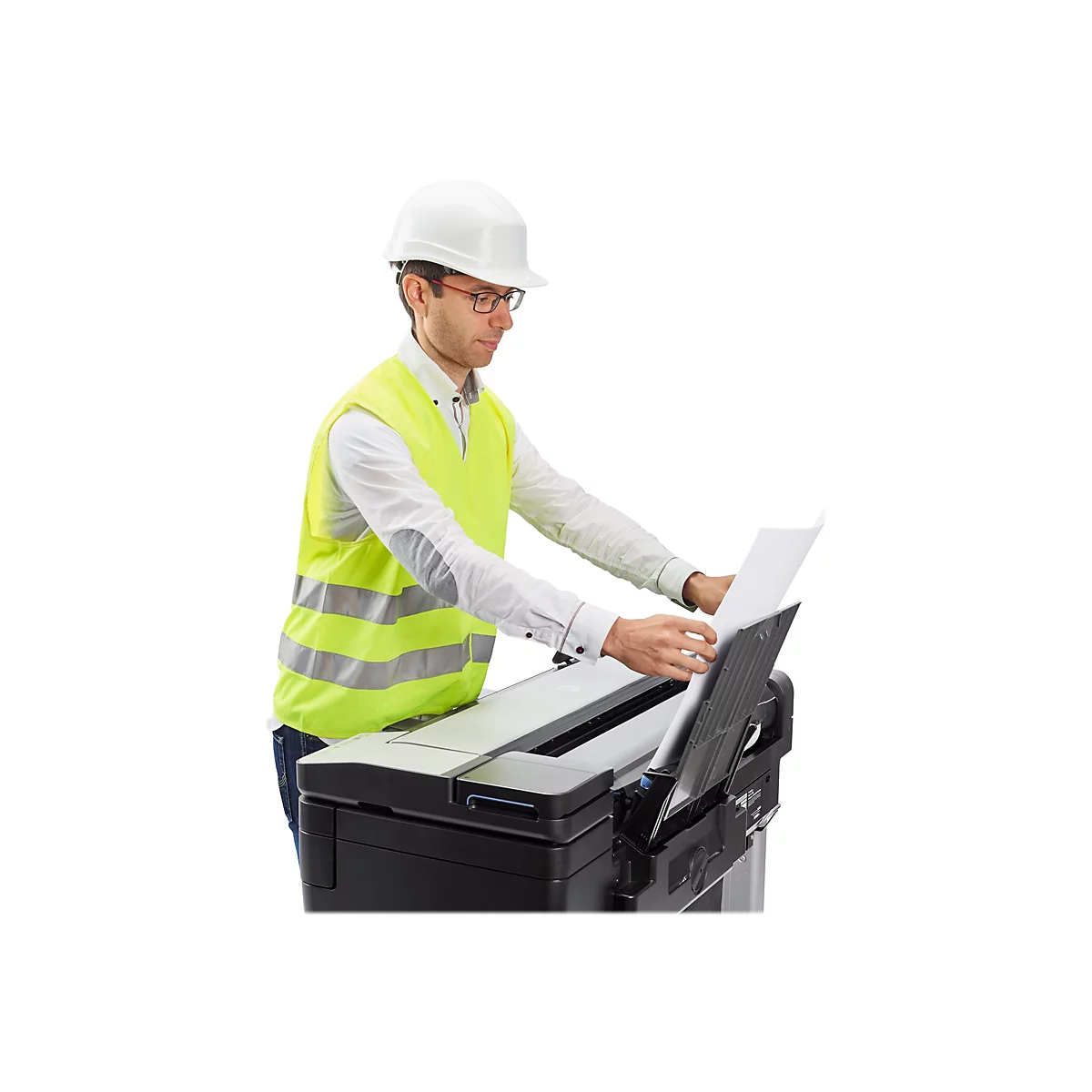 Ein Mann in Warnweste und Helm legt ein Blatt Papier in einen Drucker.