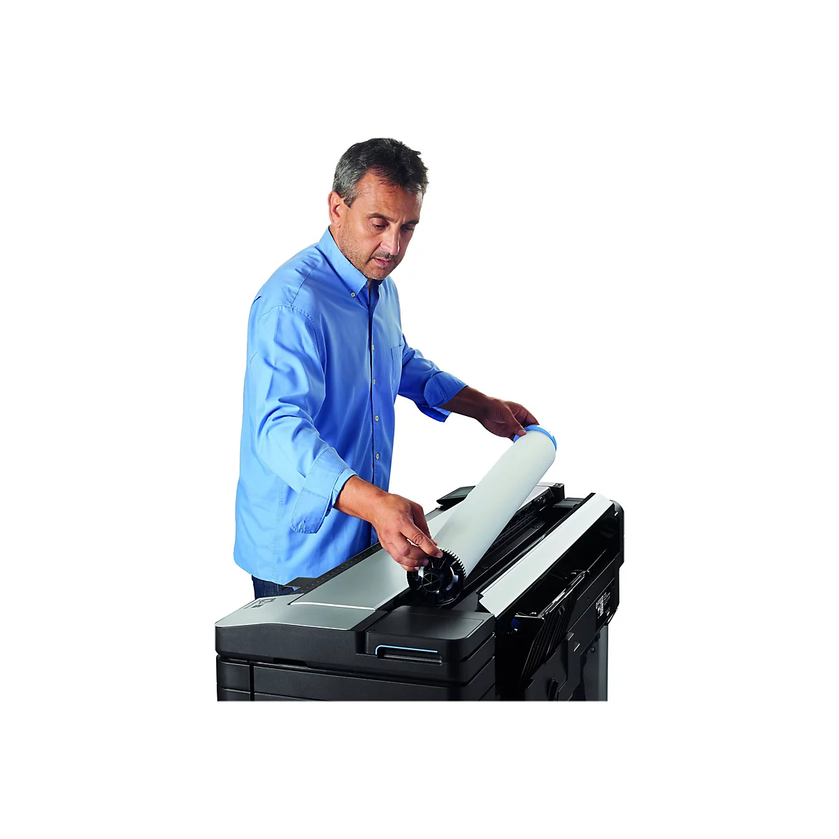 Ein Mann legt Papierrolle in einen GroÃŸformatdrucker ein.