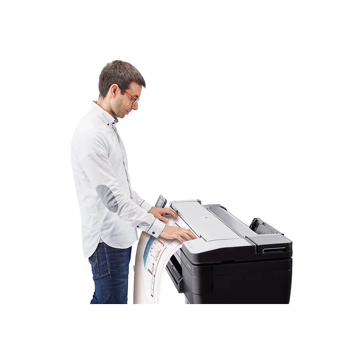 Ein Mann im Hemd druckt ein groÃŸes Poster mit einem GroÃŸformatdrucker. Aufdrucke und der Drucker selbst sind zu sehen.