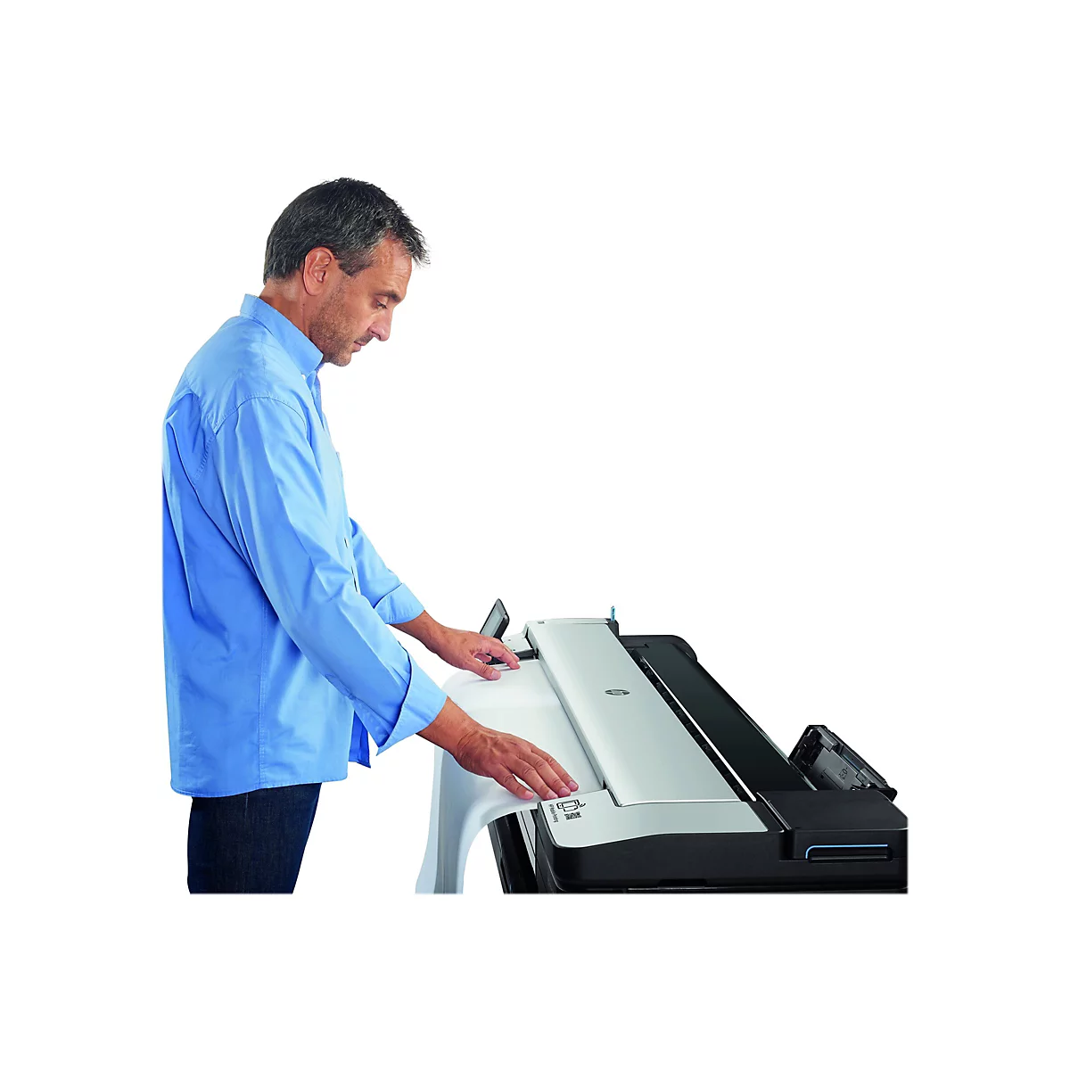 Ein Mann in blauem Hemd bedient einen Scanner. Er legt ein Papier ein. WeiÃŸe FlÃ¤che als Hintergrund.