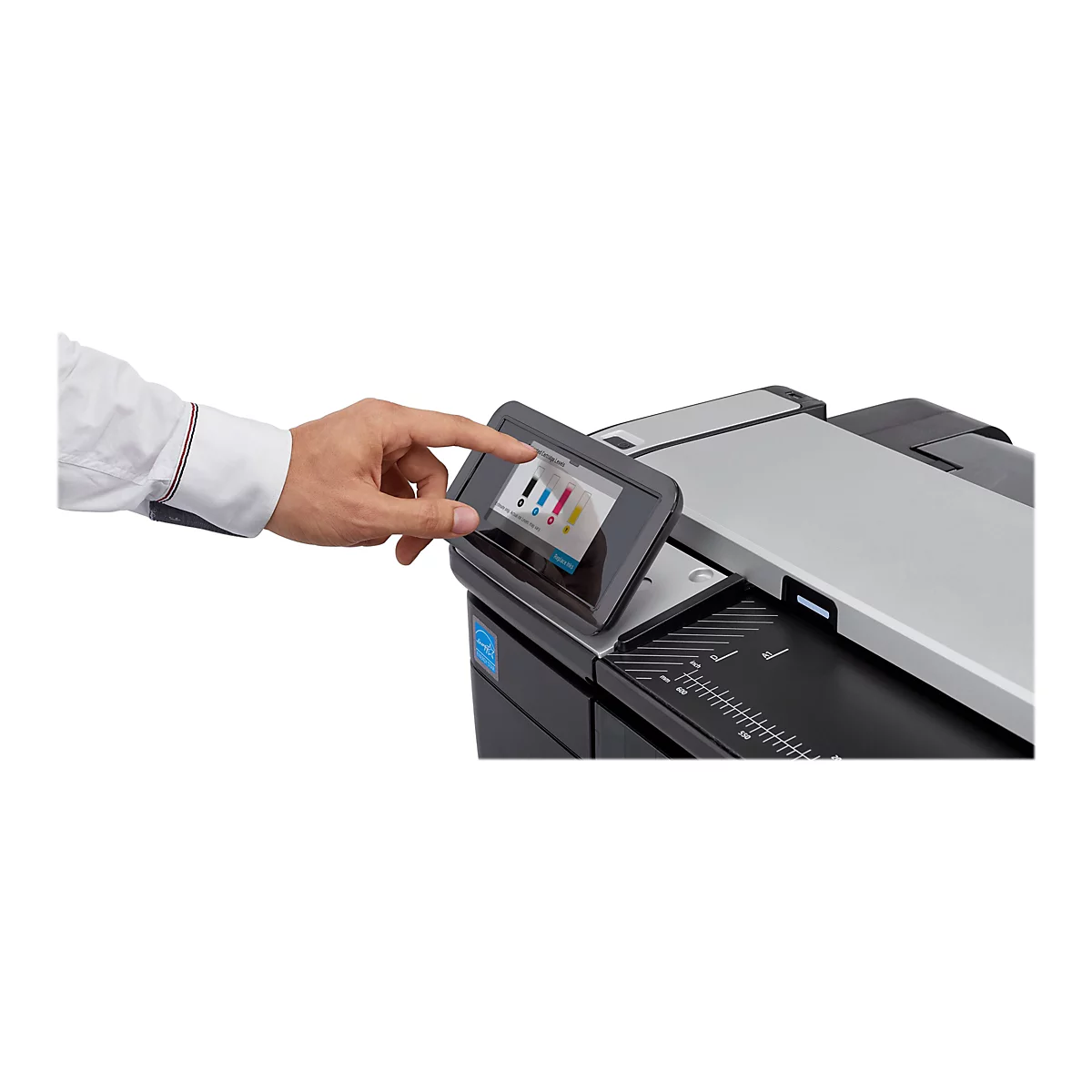 Hand berührt den Bildschirm eines Druckers. Auf dem Bildschirm werden Tintenstände angezeigt.