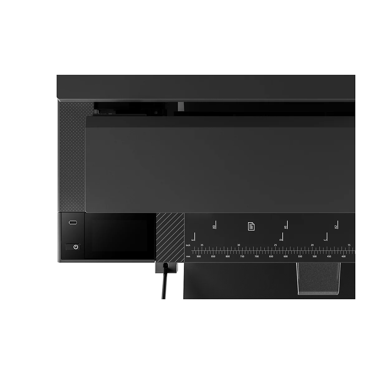 Nahaufnahme einer schwarzen Druckereinheit. Sichtbar sind ein USB-Port, ein Display, ein Einschaltknopf und eine Messskala.