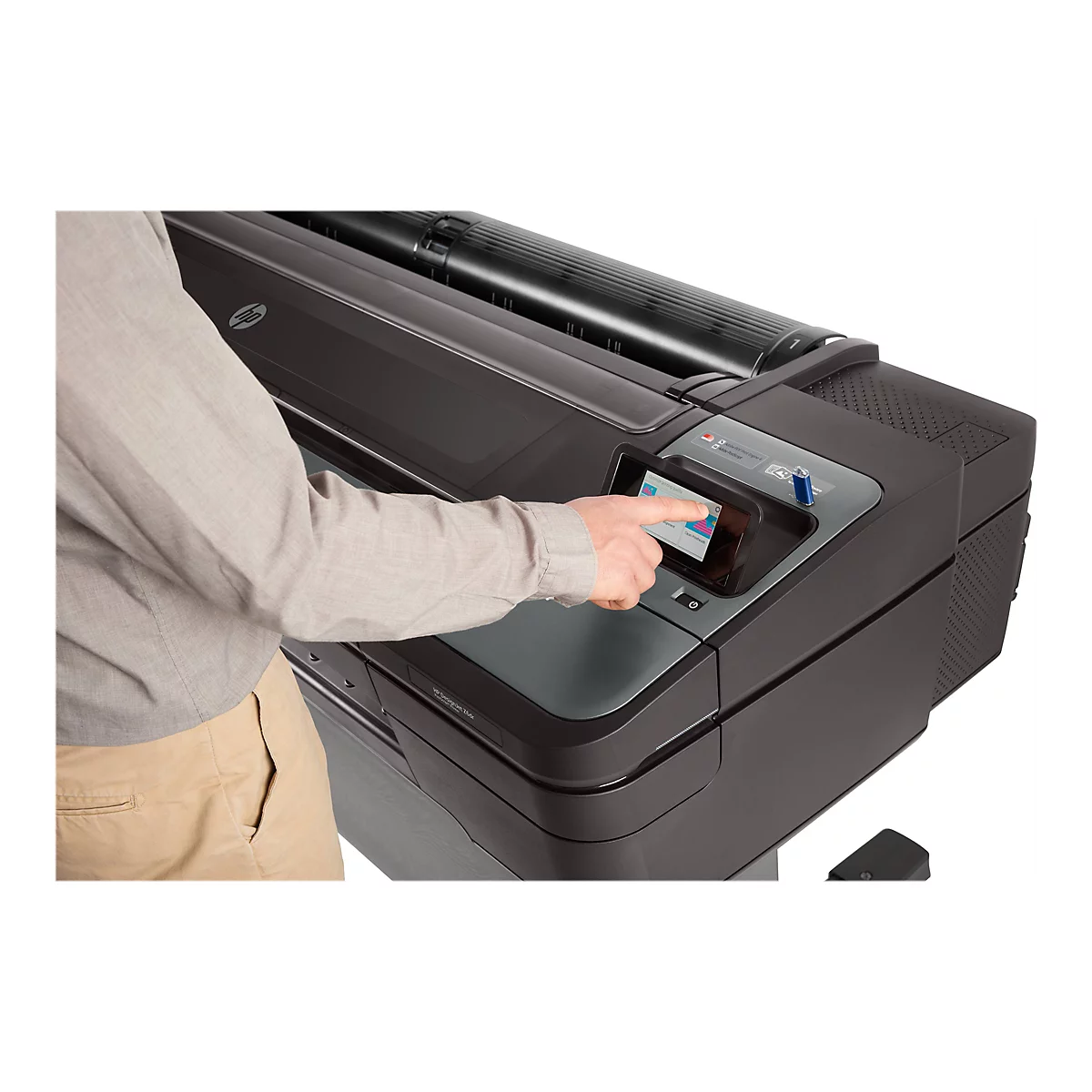 Eine Person bedient einen groÃŸformatigen Drucker. Der Finger drÃ¼ckt auf dem Touchscreen. Schwarzer Drucker, beige Kleidung.