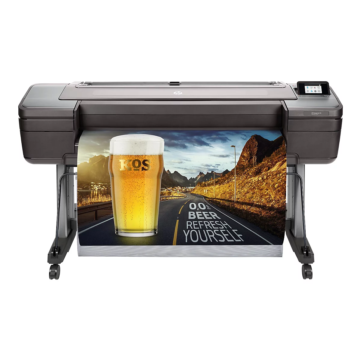 Ein Großformatdrucker druckt ein Bild mit einem Bierglas mit dem Aufdruck 'KOS' vor einer Landschaft. Auf der Straße steht: '0,0% Beer Refresh Yourself'.