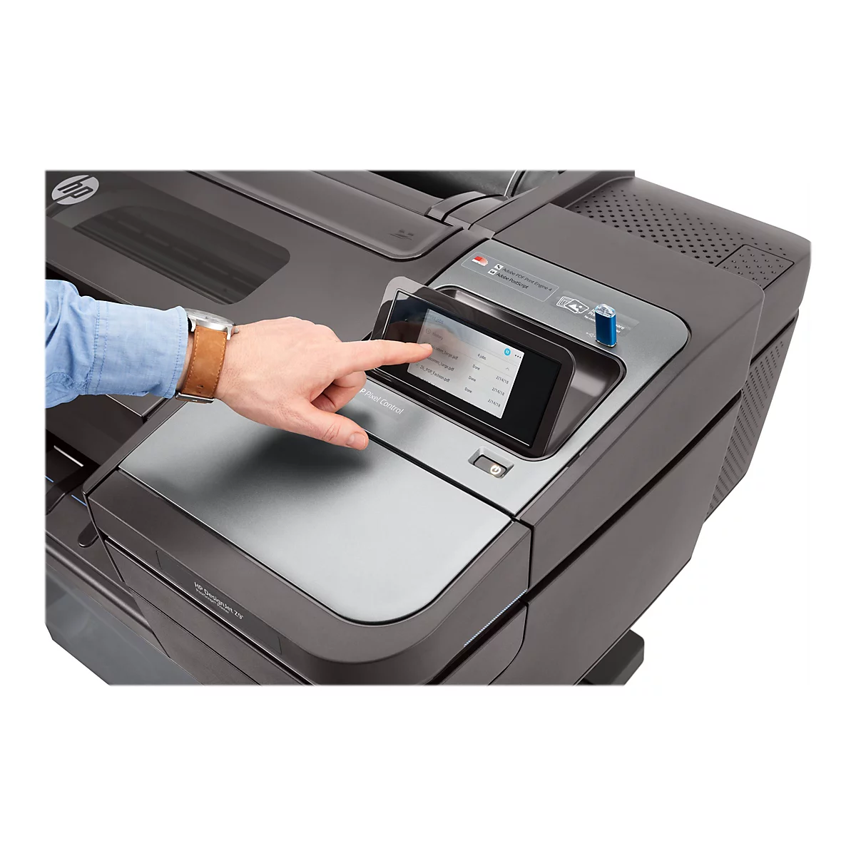 Ein Mann berührt mit dem Finger ein Touchscreen-Display an einem grauen HP DesignJet Z9 Drucker. Das Display zeigt eine Liste von Druckjobs. Der Mann trägt eine Armbanduhr mit braunem Lederarmband.