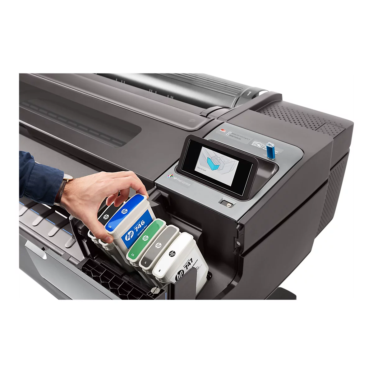 Eine Person setzt Tintenpatronen in einen GroÃŸformatdrucker ein. Auf dem Display des Druckers werden Grafiken angezeigt.