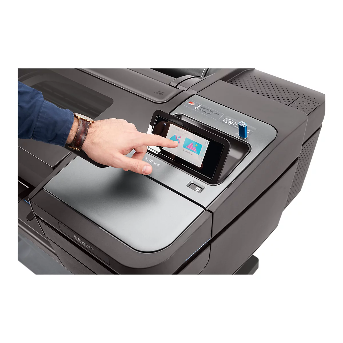 Hand tippt auf Touchscreen eines Druckers, zeigt Diagramme. Dunkler Drucker, Armbanduhr, blauer Ã„rmel.
