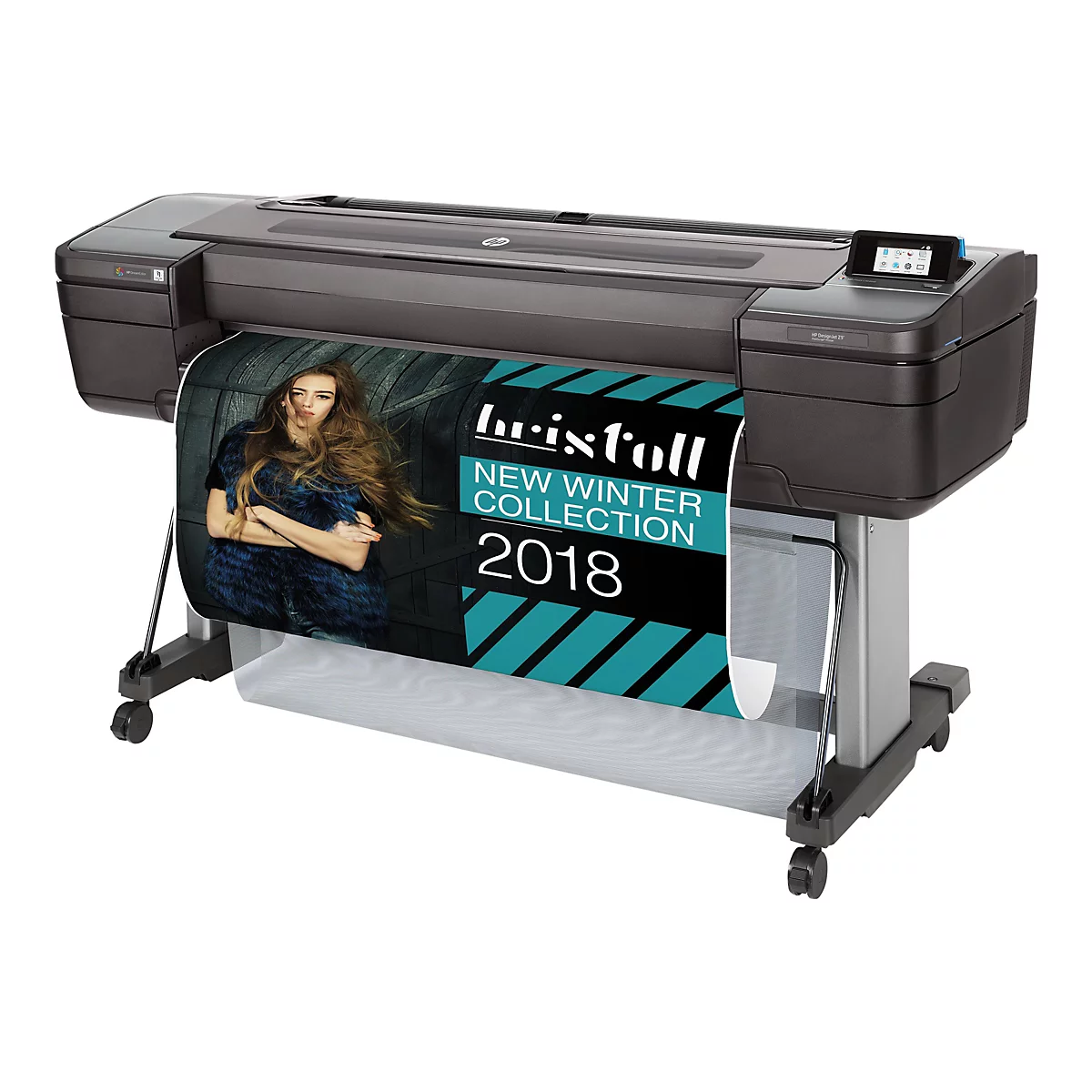Großer Drucker, darauf ein Banner mit Model und Text. Auf dem Banner steht "Bristoll New Winter Collection 2018".
