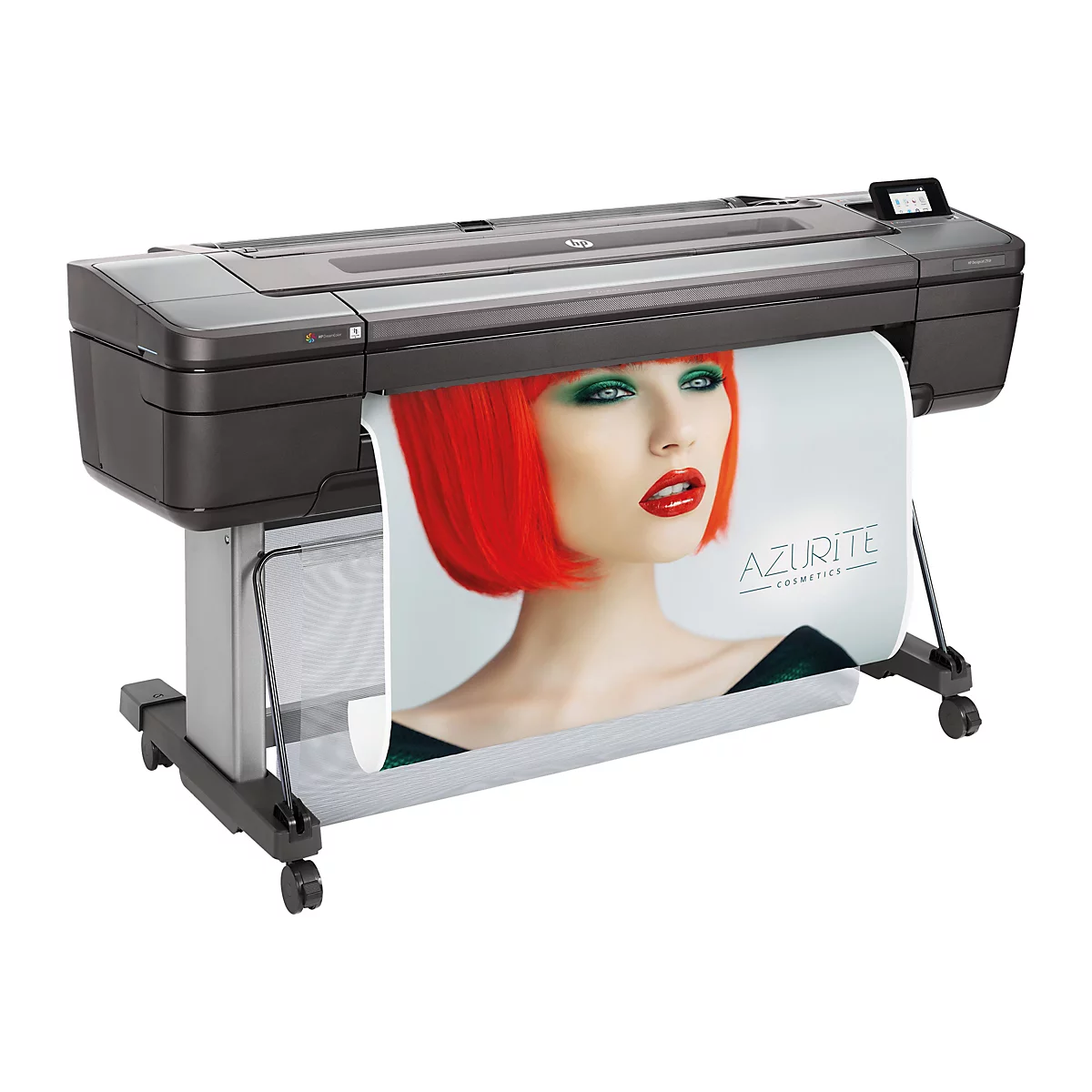 Großer, schwarzer Drucker mit einem Werbeplakat, das gerade gedruckt wird. Das Plakat zeigt ein Model mit rotem Haar und grünen Augen.