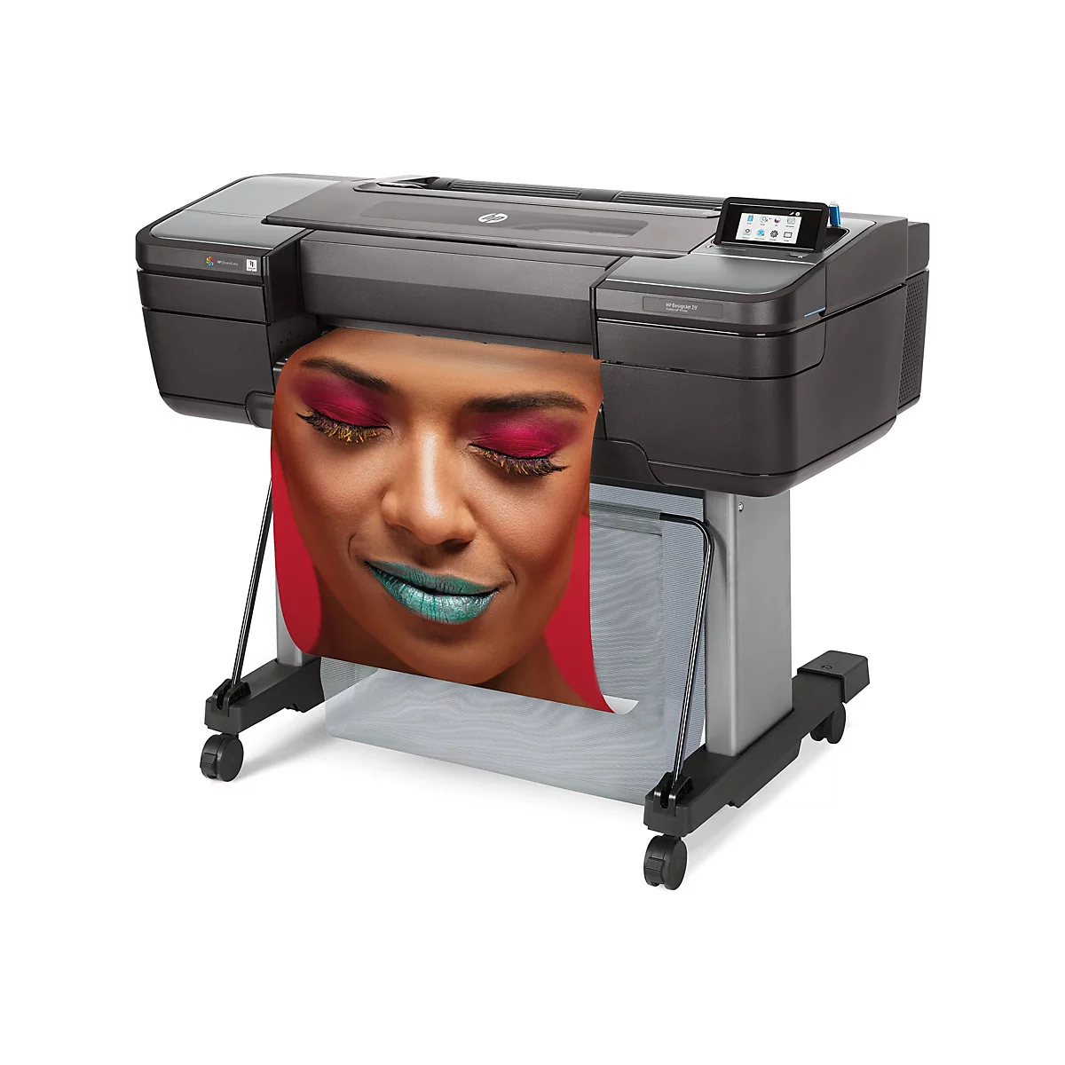 Großer Drucker, darauf ein ausgedrucktes Gesicht einer Frau mit geschlossen Augen und Make-up. Der Drucker steht auf Rollen.