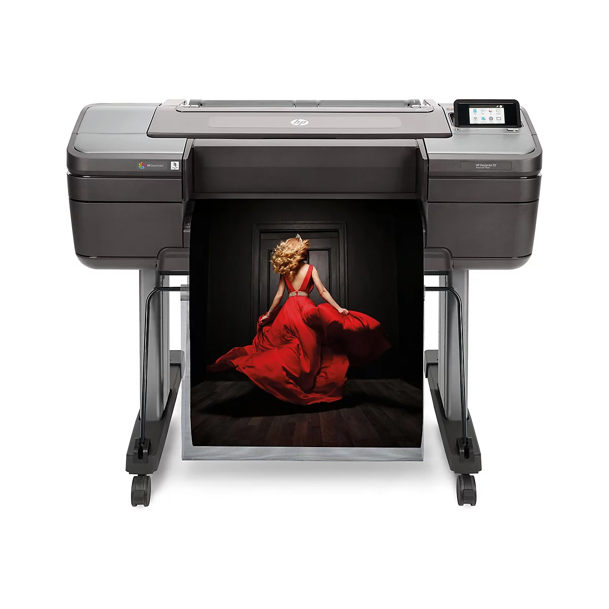 Großer Drucker, der ein Bild einer Frau in rotem Kleid ausdruckt. Das Kleid fließt. Der Hintergrund ist eine dunkle Tür und ein Holzboden.