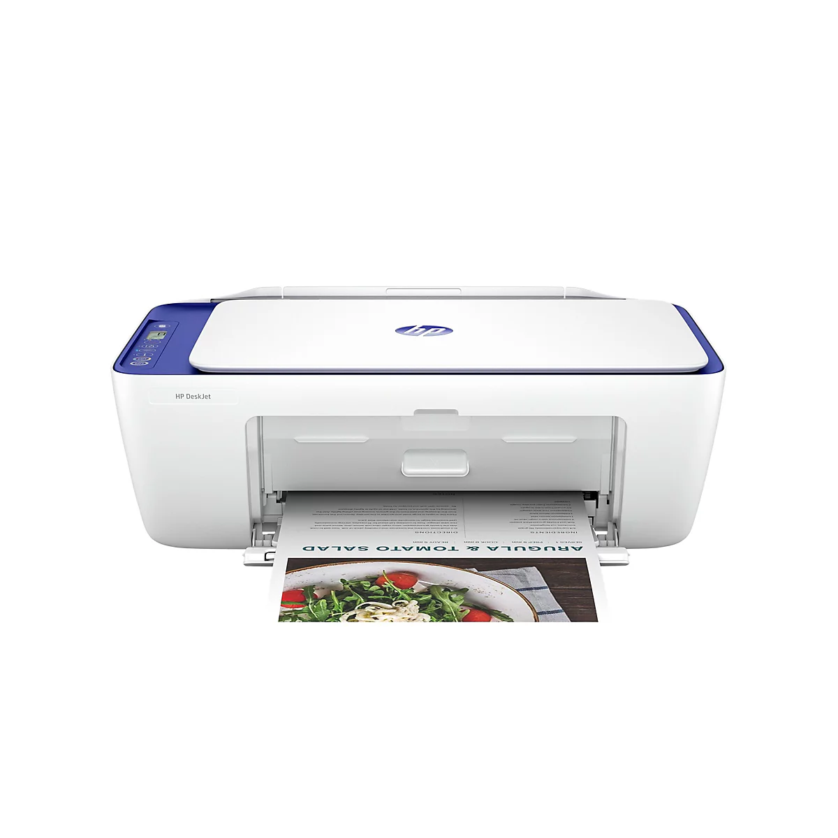 Une imprimante multifonction HP DeskJet blanche et bleue imprime une recette de salade de roquette et de tomates. Le papier représente la salade et les ingrédients.
