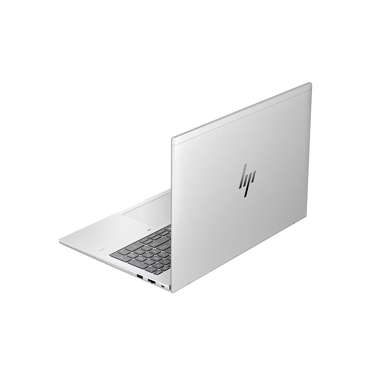 Ein silberner Laptop, teilweise geöffnet, vor weißem Hintergrund. Das HP-Logo ist auf der Rückseite zu sehen.