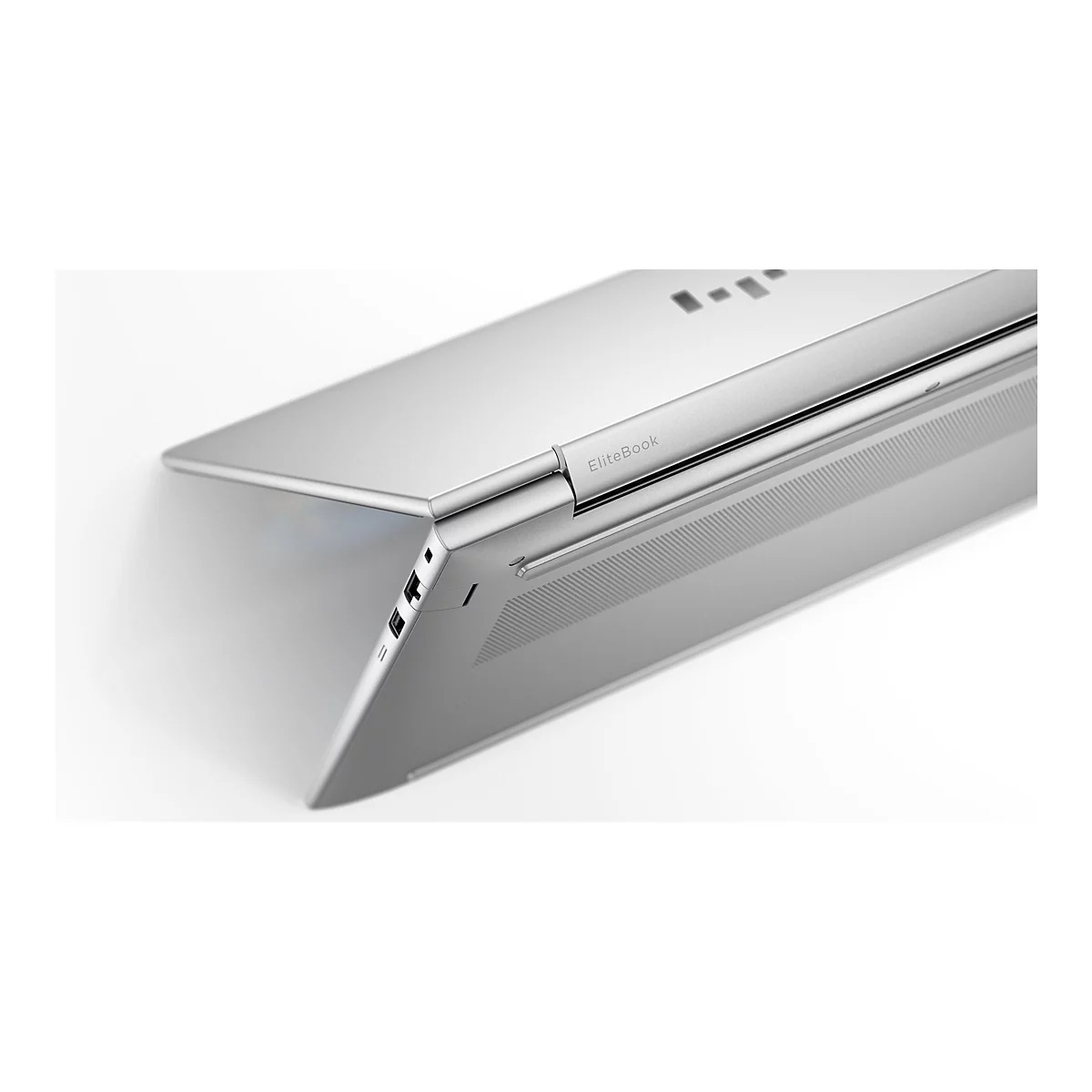 Nahaufnahme eines silberfarbenen Laptops, der teilweise geöffnet auf weißem Hintergrund liegt. Auf dem Laptop ist "EliteBook" aufgedruckt.