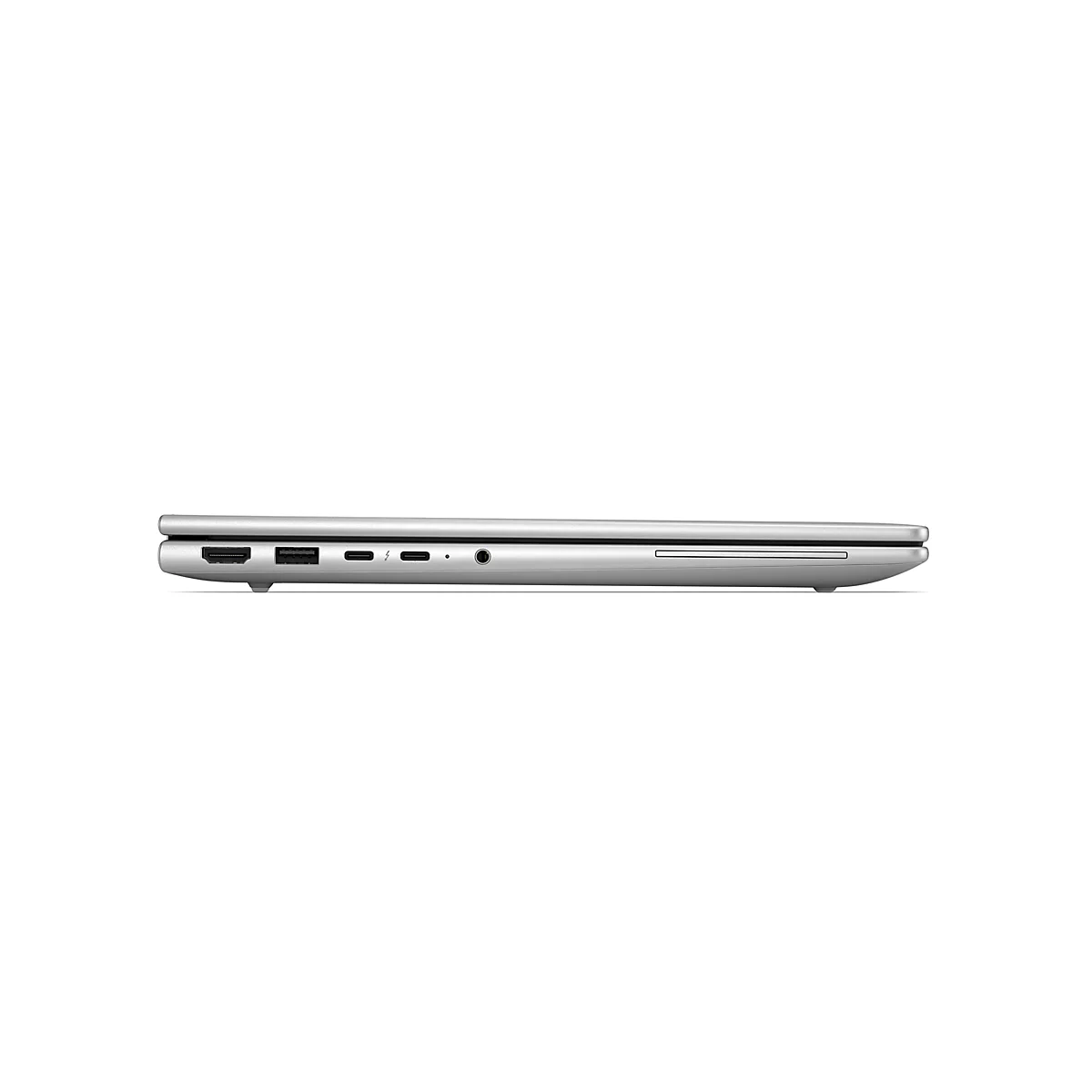 Seitenansicht eines geschlossenen silbernen Laptops mit verschiedenen Anschlüssen auf einer weißen Oberfläche.
