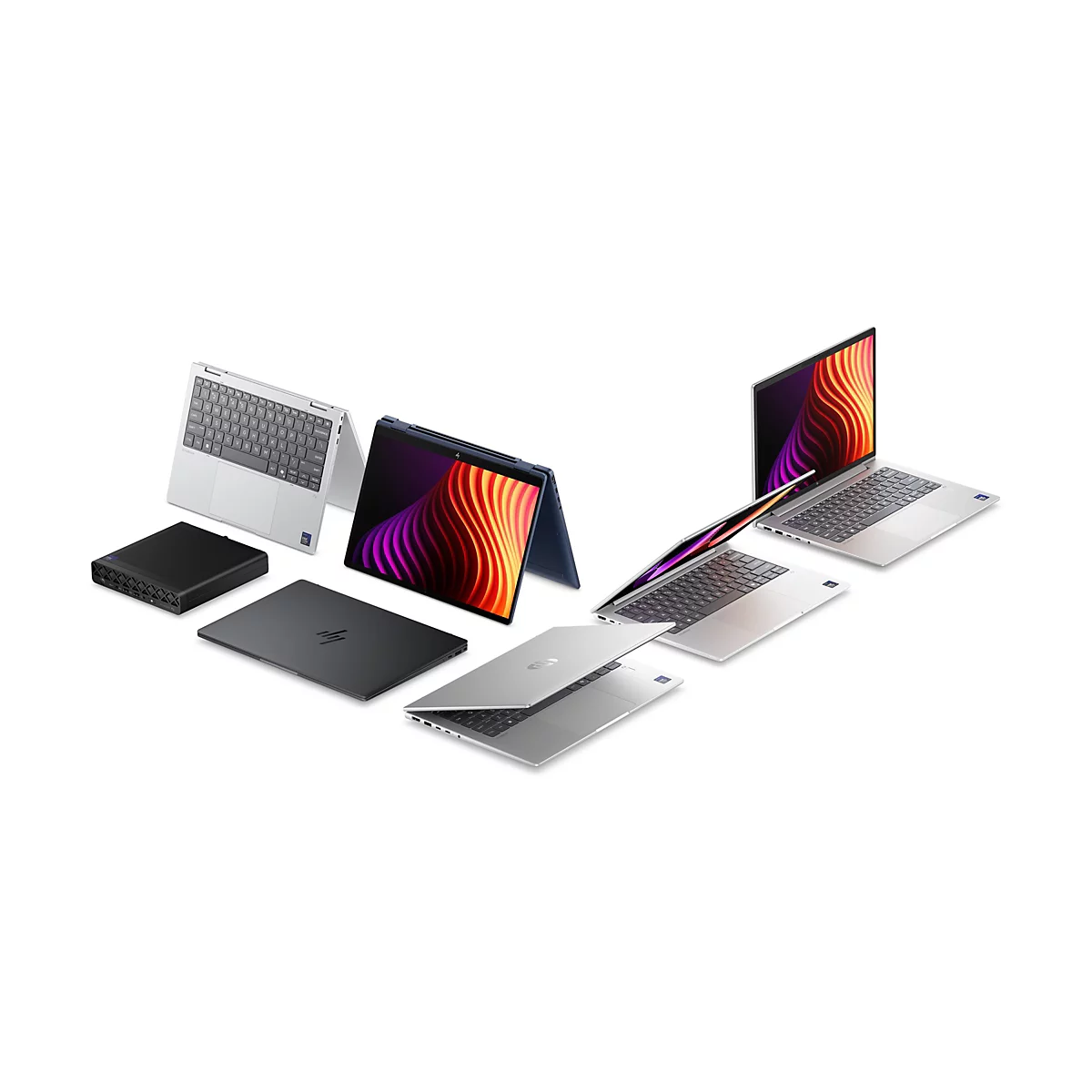 Mehrere silberne und schwarze HP Laptops und eine Dockingstation vor weißem Hintergrund.