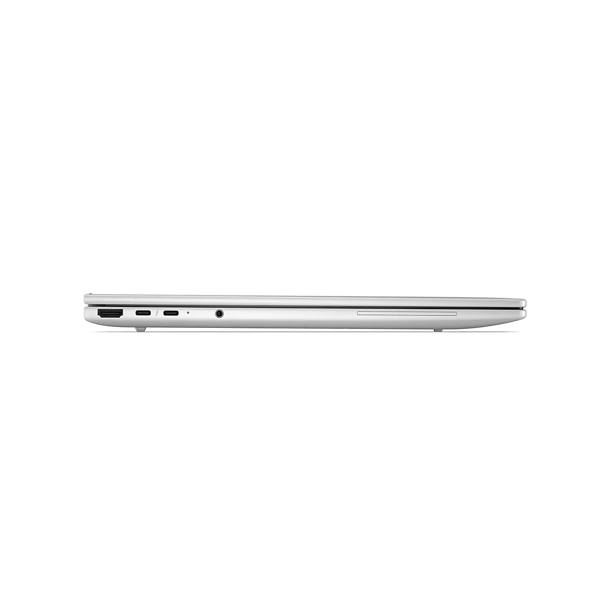 Seitenansicht eines geschlossenen, silbernen Laptops auf weißem Hintergrund, mit sichtbaren Anschlüssen.
