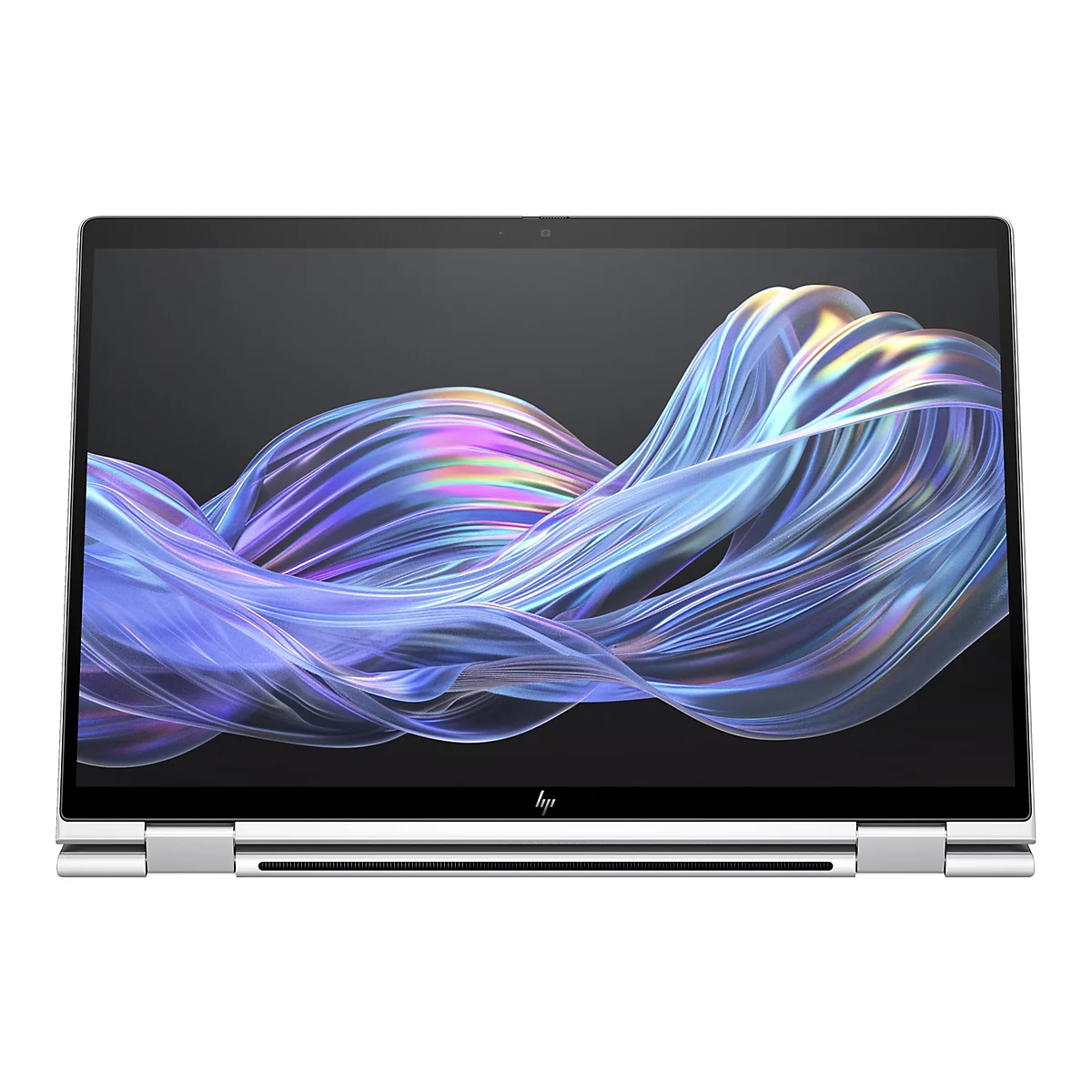 Ein Laptop mit silbernem Gehäuse, geöffnet. Auf dem Bildschirm sind fließende, farbige Wellen vor dunklem Hintergrund zu sehen.