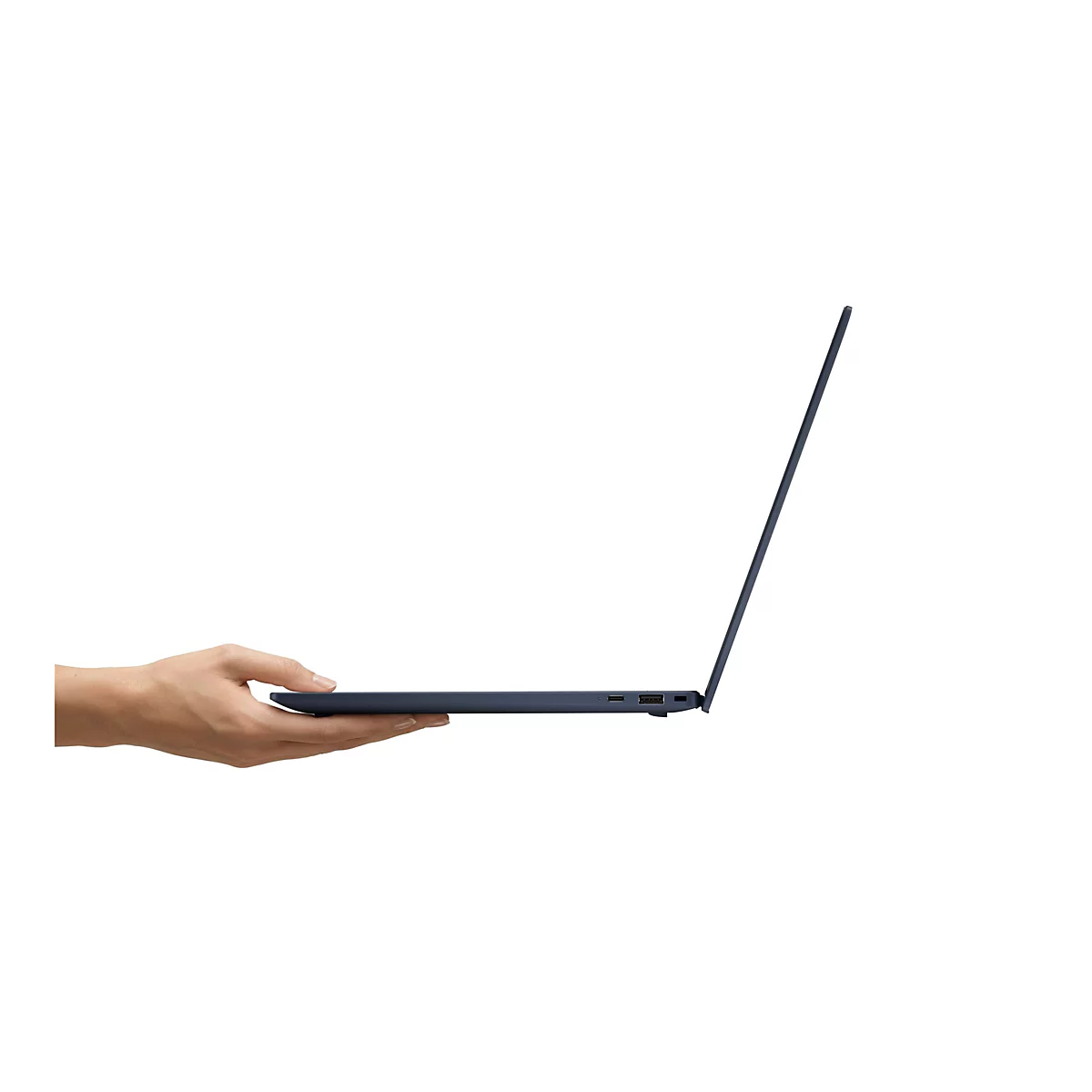 Dunkelblauer Laptop, seitlich gehalten, der Bildschirm ist geöffnet. Die Hand hält den Laptop am Gehäuse.