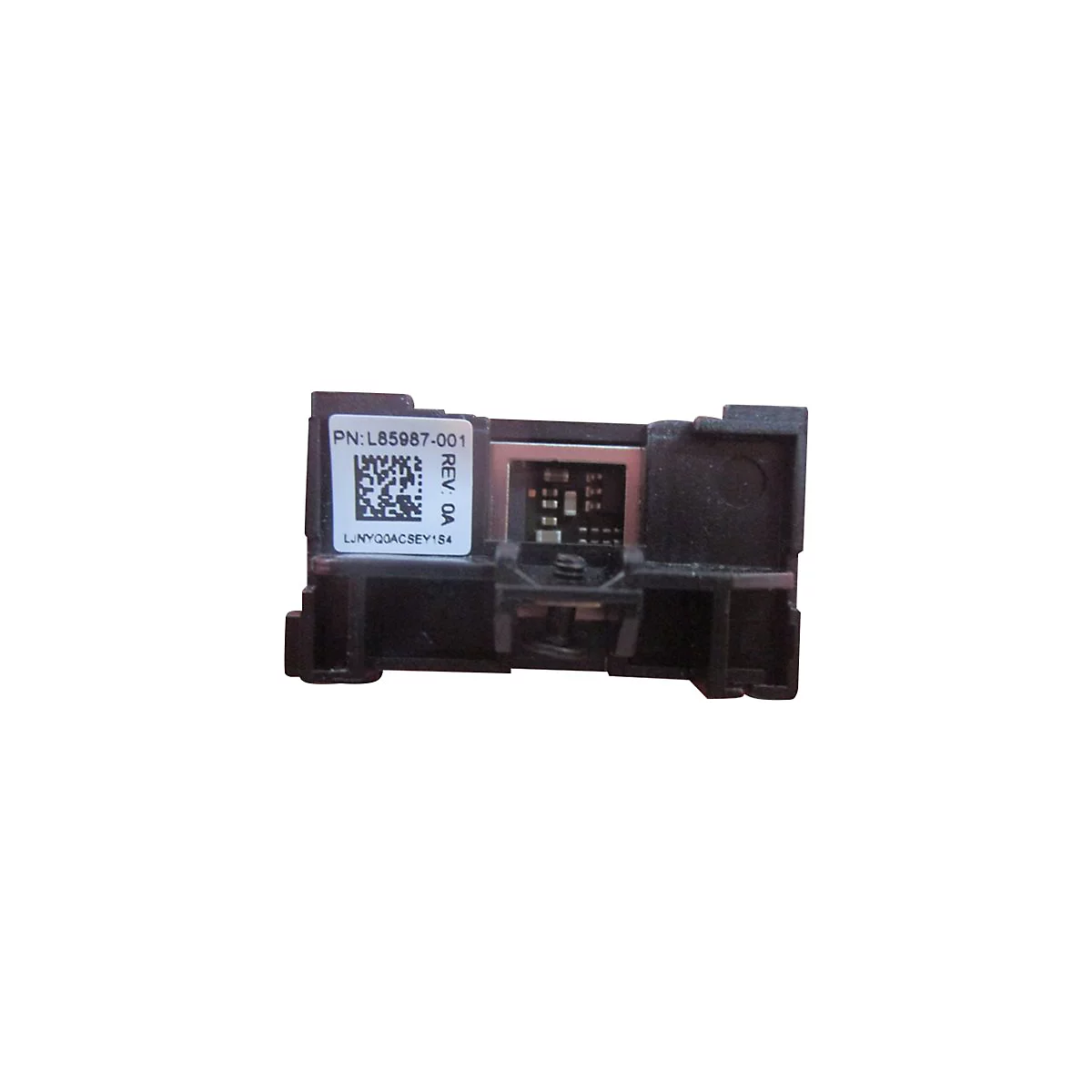 Schwarzes Elektronikbauteil mit Chip und Aufkleber: PN: L85987-001, REV: 0A. Der Aufkleber trägt einen QR-Code und die Zeichen LJN…