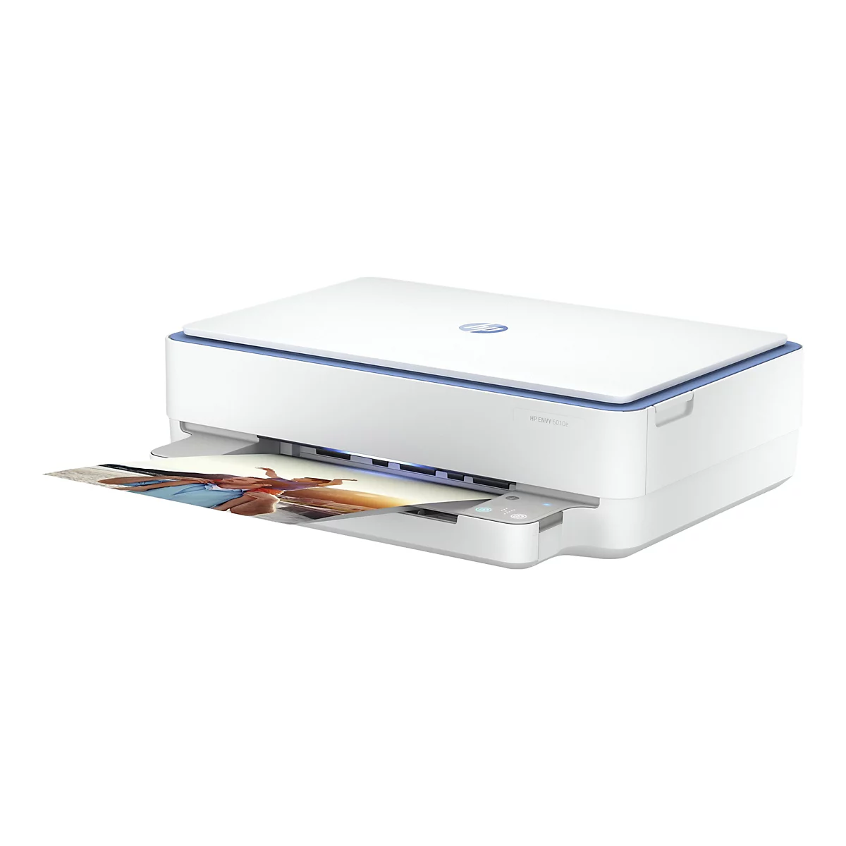 Weißer HP Envy 6010e Drucker, blaue Akzente, mit gedrucktem Foto. Das HP-Logo befindet sich auf der Oberseite.