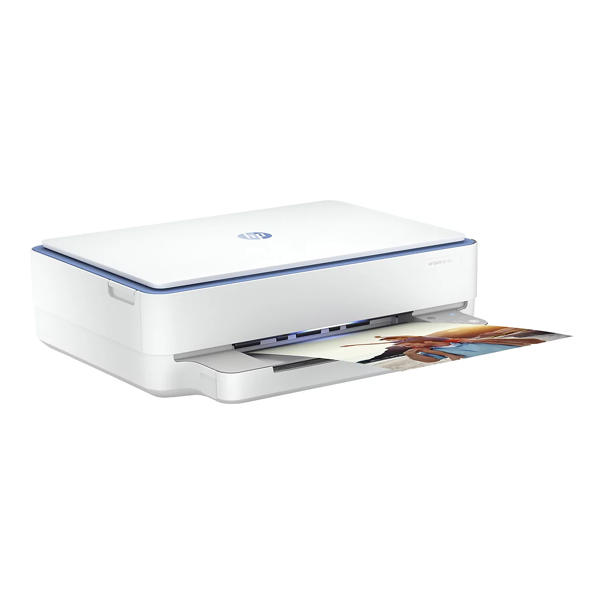 Ein weiß-blauer Drucker, der ein Foto ausgibt. Auf dem Drucker steht HP ENVY 6010e.