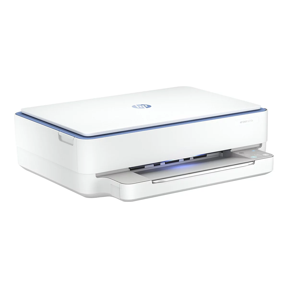 Ein weißer HP Envy 6010e Drucker vor weißem Hintergrund. Oben der Schriftzug HP. Details in hellblau abgesetzt.